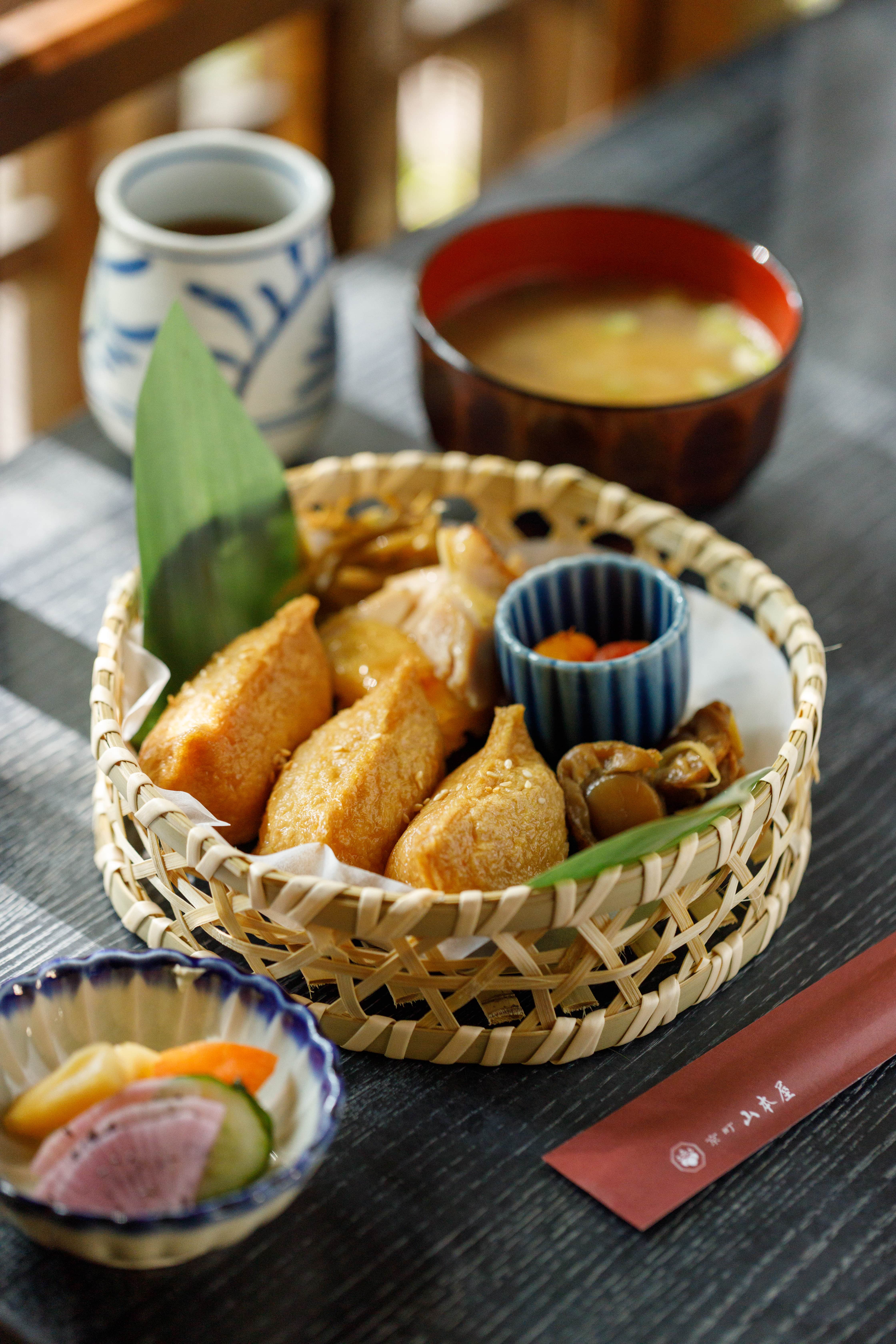 「稻荷壽司套餐」特別使用京都的長形的豆皮壽司。（380元／份）
