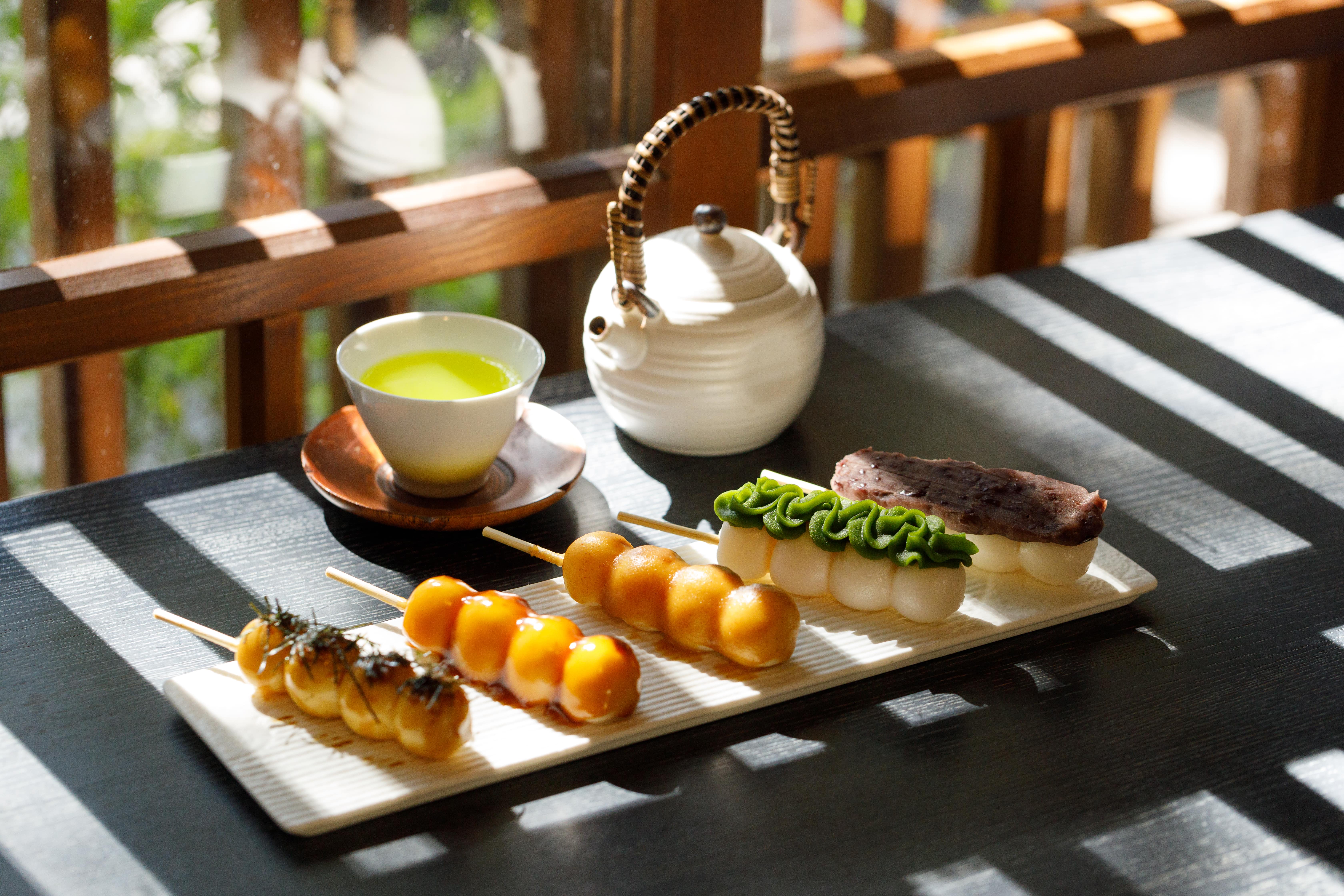 鹹甜口味都有的「烤糰子組」有紅豆、抹茶、京都味噌、甜醬油、海苔醬油等口味。（440元／份）