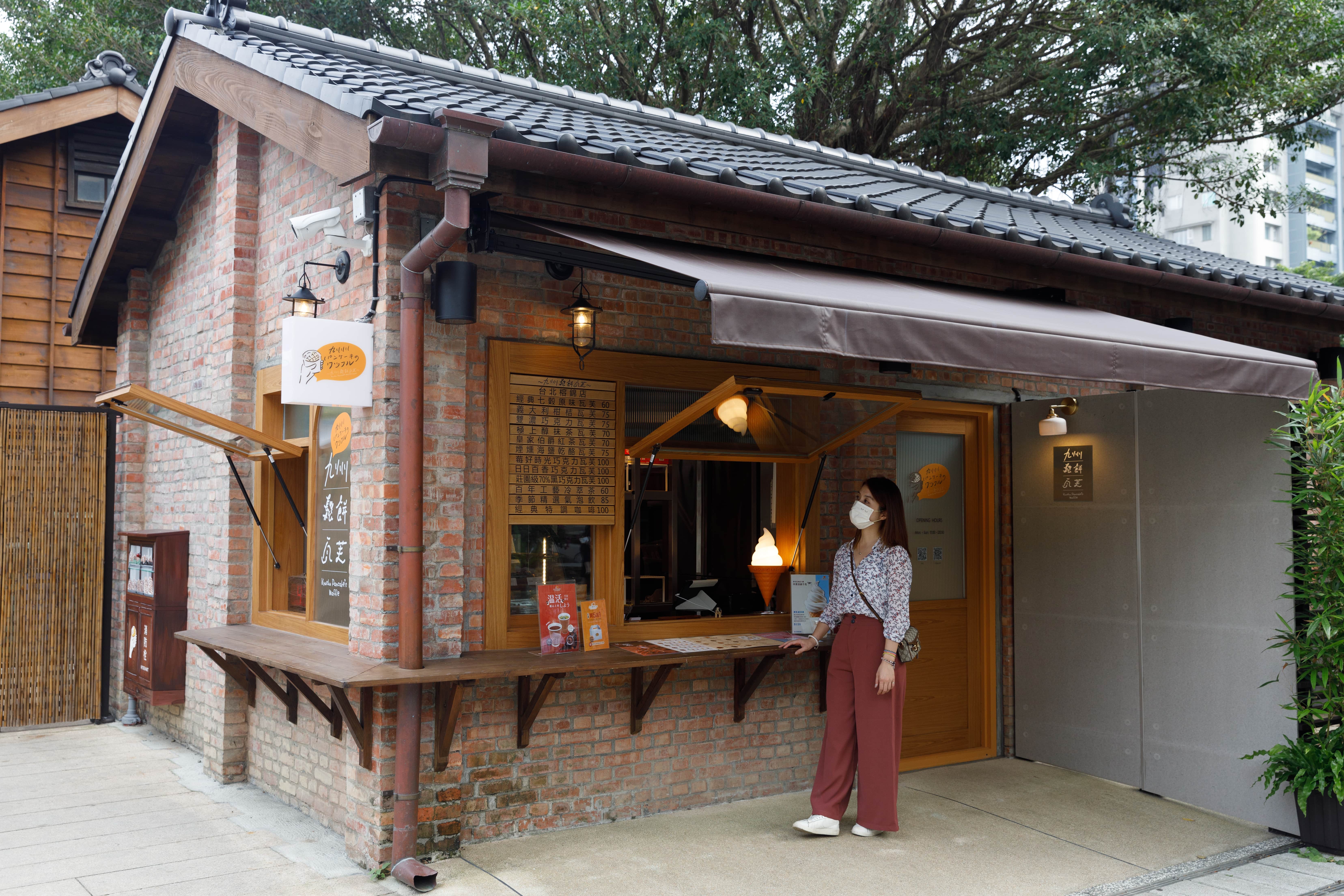 「九州鬆餅瓦芙」的首家海外分店開在台北」店面小巧，充滿手作溫度。 
