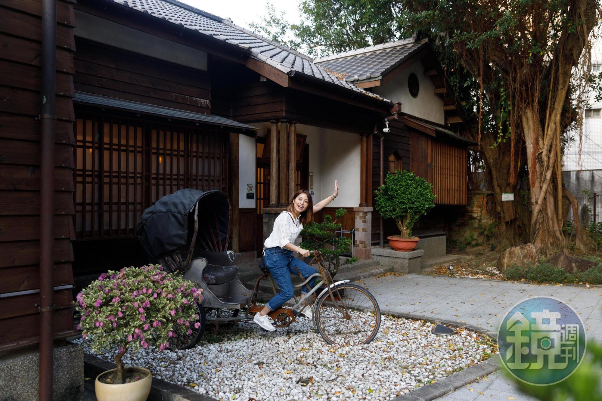門口的老三輪車,頗有思古意境。
