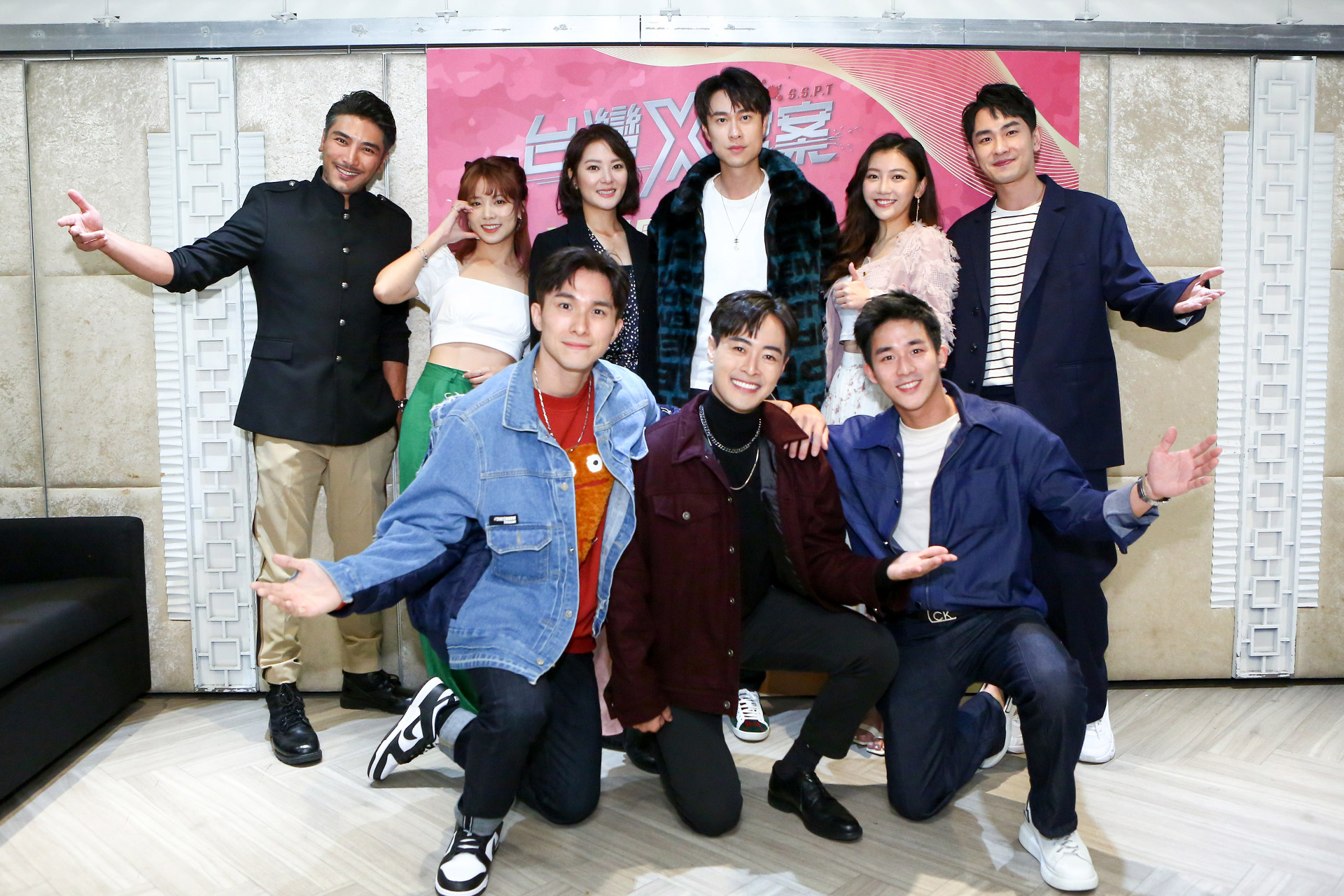 《台灣X檔案》演員群出席殺青宴。前排（左起）張瀚元、朱宇謀、李博翔，後排（左起）羅平、王上菲、楊雅筑、劉書宏、林芷芸、陳謙文。（中視提供）