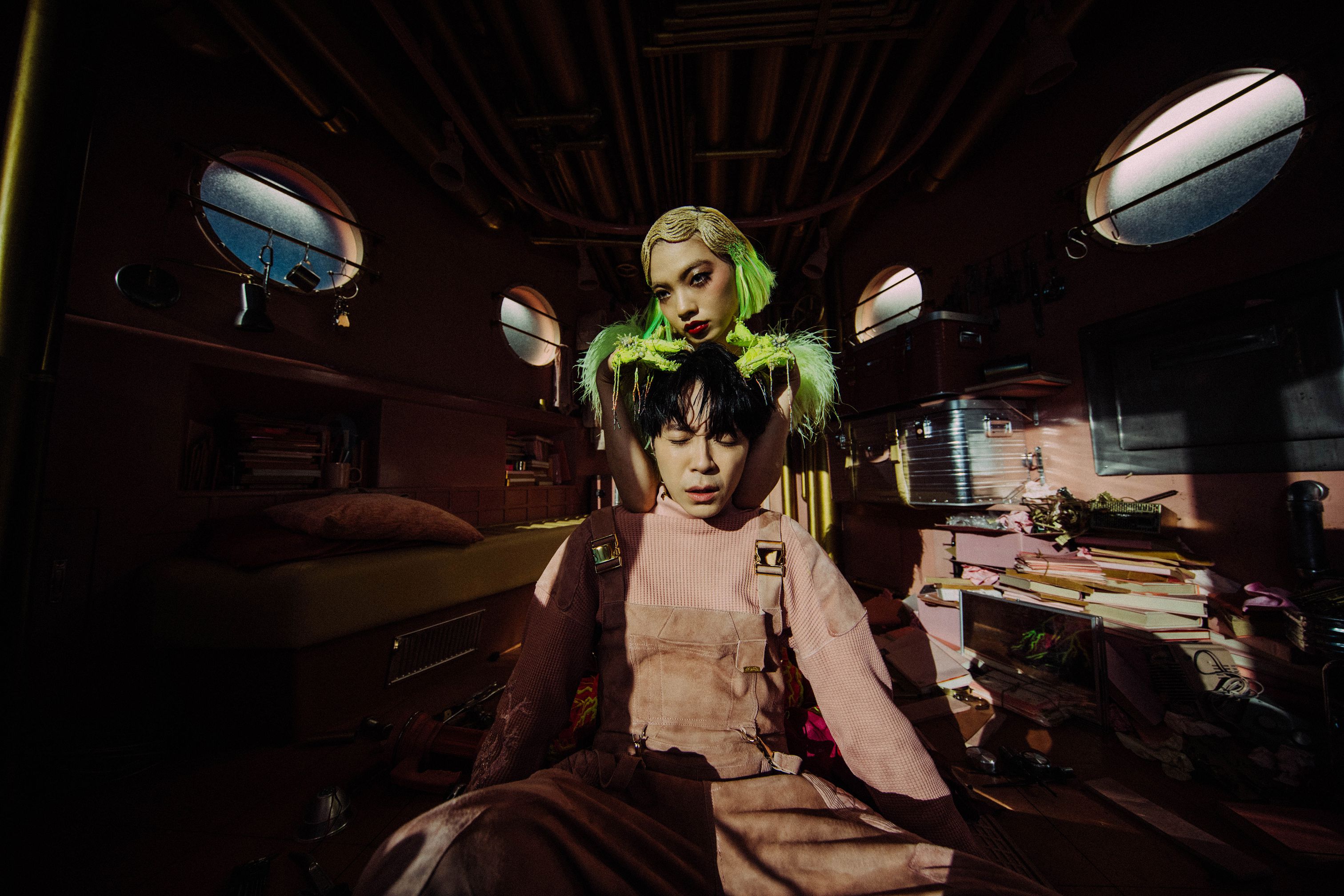 山田葵在大雨中賣弄獨特的舞姿，甚至在青峰背後蠕動搔弄。