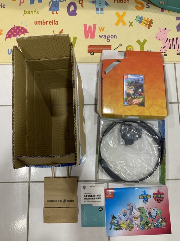 警方起出2人侵占的高單價遊戲機等贓物。(翻攝畫面)