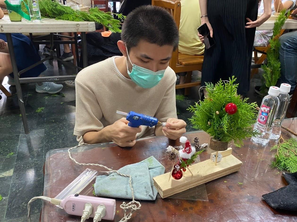 新住民在課程中自己製作個人風格的耶誕樹，氣氛熱絡。（移民署提供）