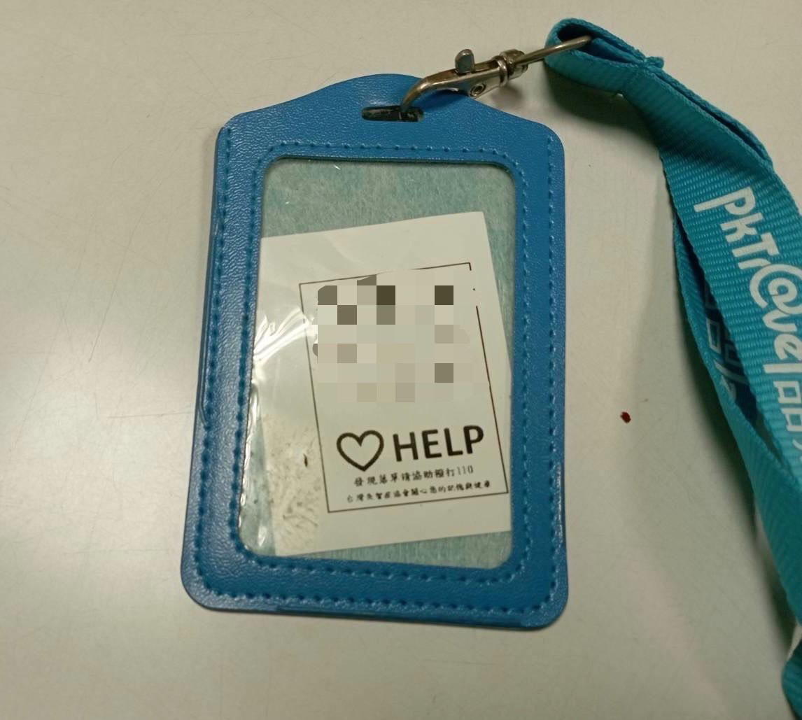老翁身上的紙條寫有Ｈelp，上有名字和電話。（警方提供）