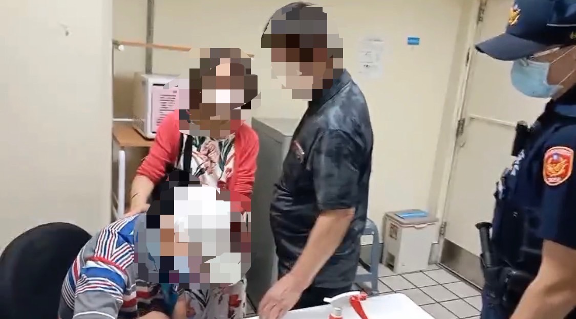 老翁看見女兒很高興,感謝警察。(警方提供)