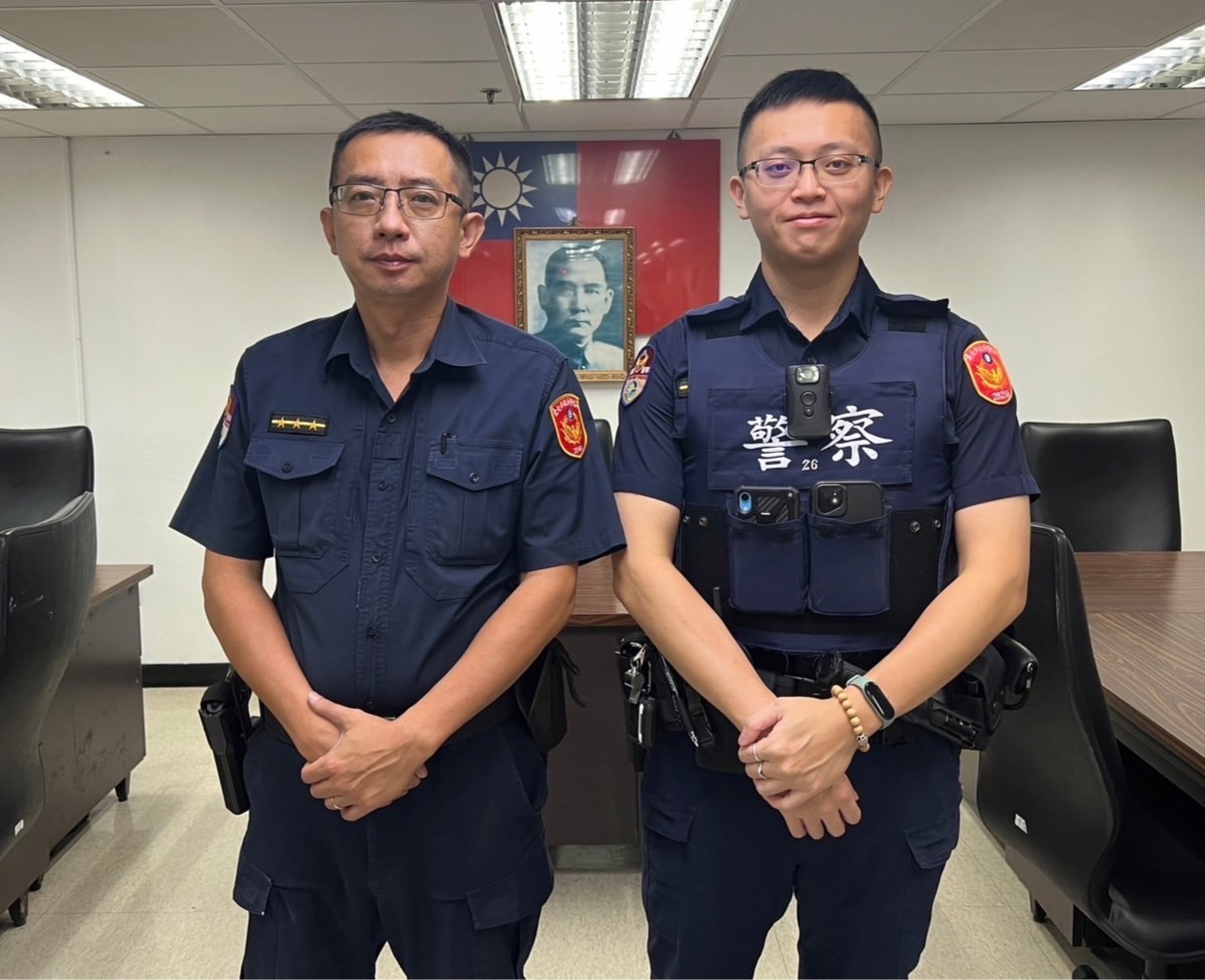 憑著一張紙條,助老翁找到家人的捷警莊世昌(左)、張博揚(右)。(警方提供)