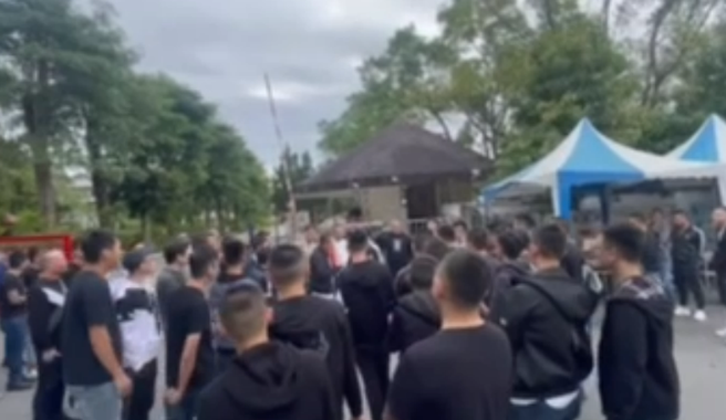 搶案共犯王志成昨天出獄受到百名黑衣人高調接風，警方已掌握多數參與者身分。（翻攝畫面）