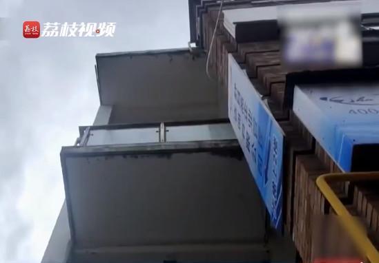 周姓男子從3樓摔落,幸運只有骨折。(翻攝微博荔枝新聞)