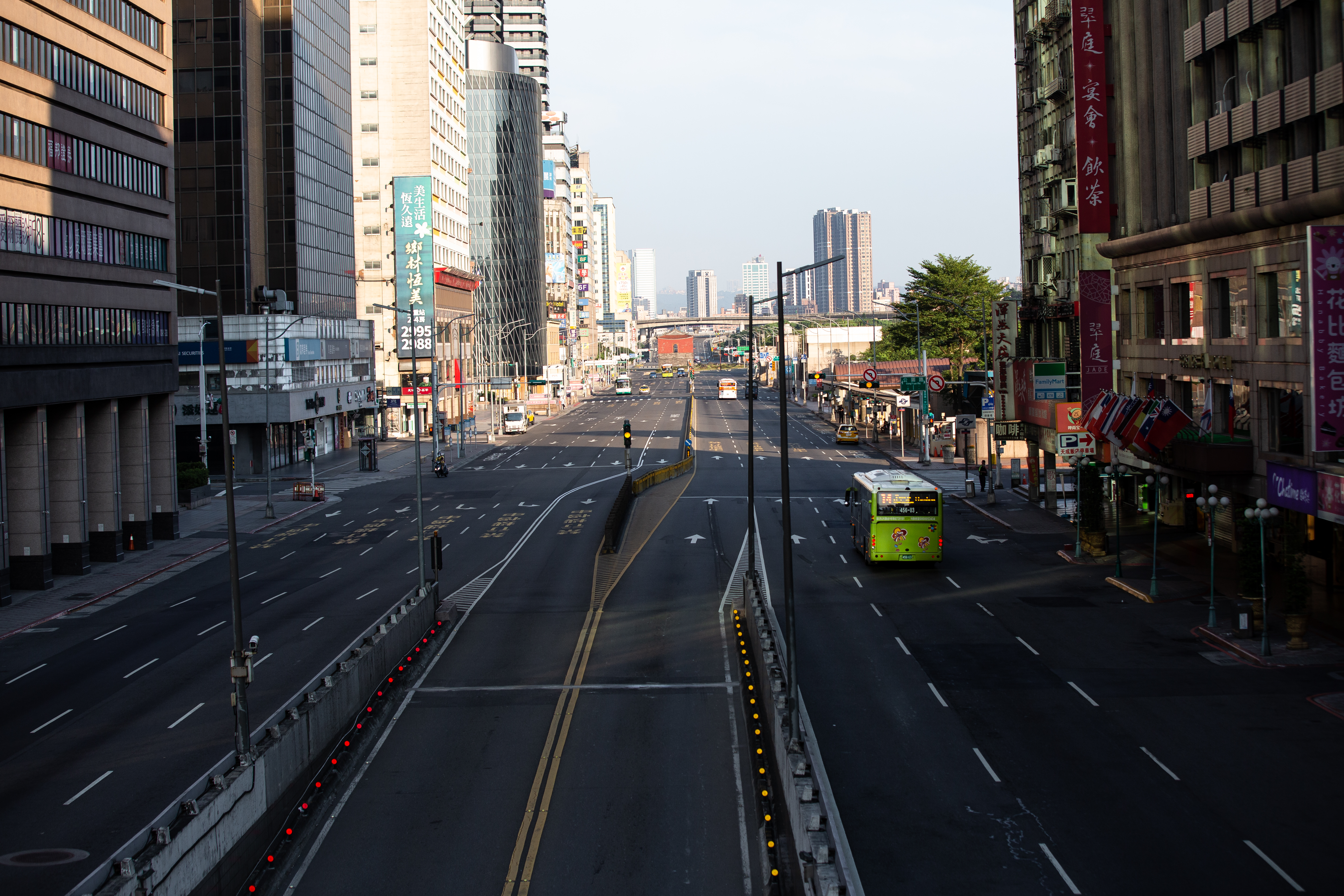 北市忠孝西路台北車站前路段將開放機車通行，不過僅有「深夜限定」，引發批評。（本刊資料照）