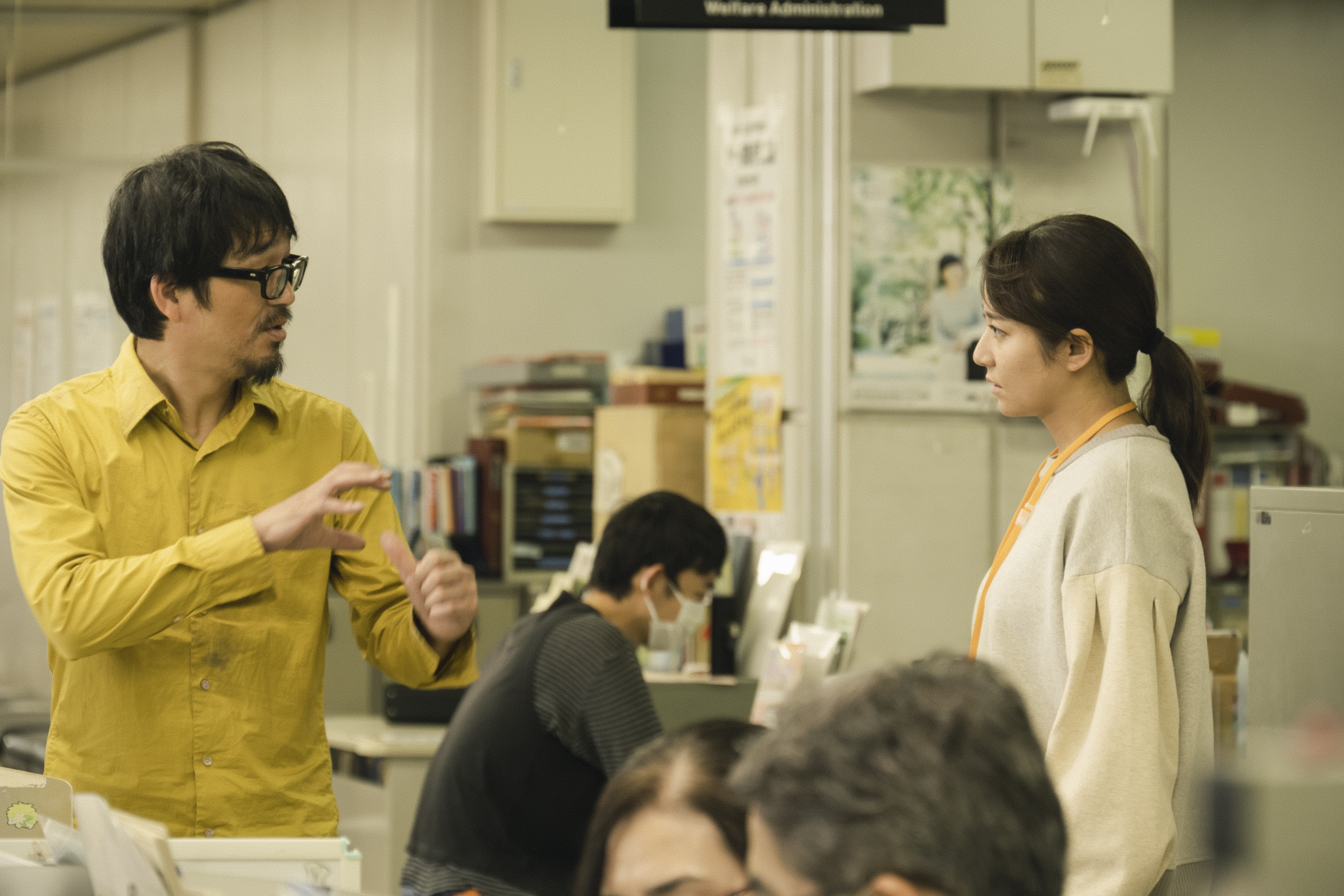 砂田原子（左）是瘖啞藝術家，《還有愛的日子》中他飾演木村文乃的前夫，同時也兼任手語指導。（海鵬影業提供）