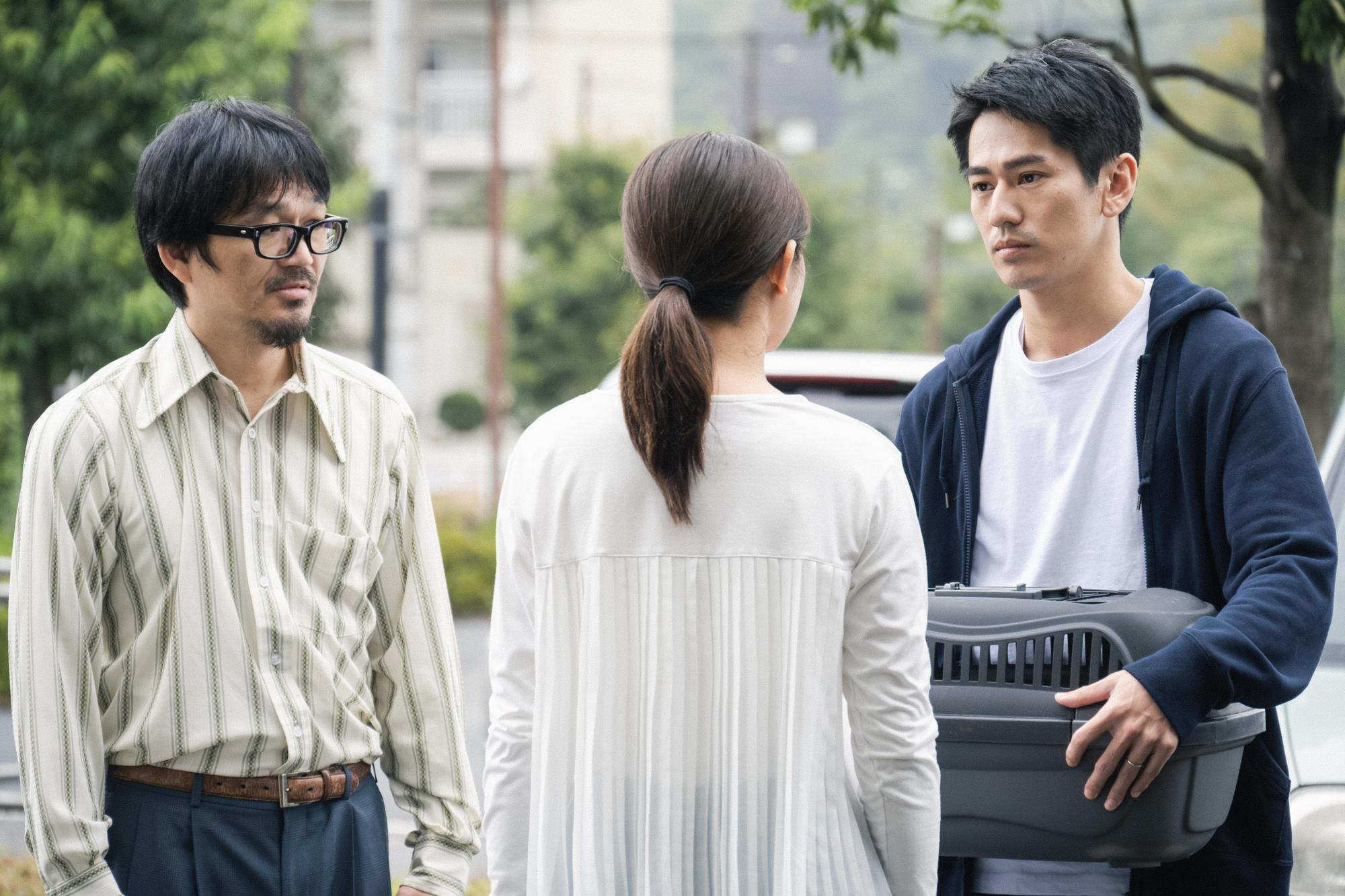 《還有愛的日子》請到聽障演員砂田原子(左)演出,現場也安排手語翻譯方便他能和其他演員順利溝通。(海鵬影業提供)