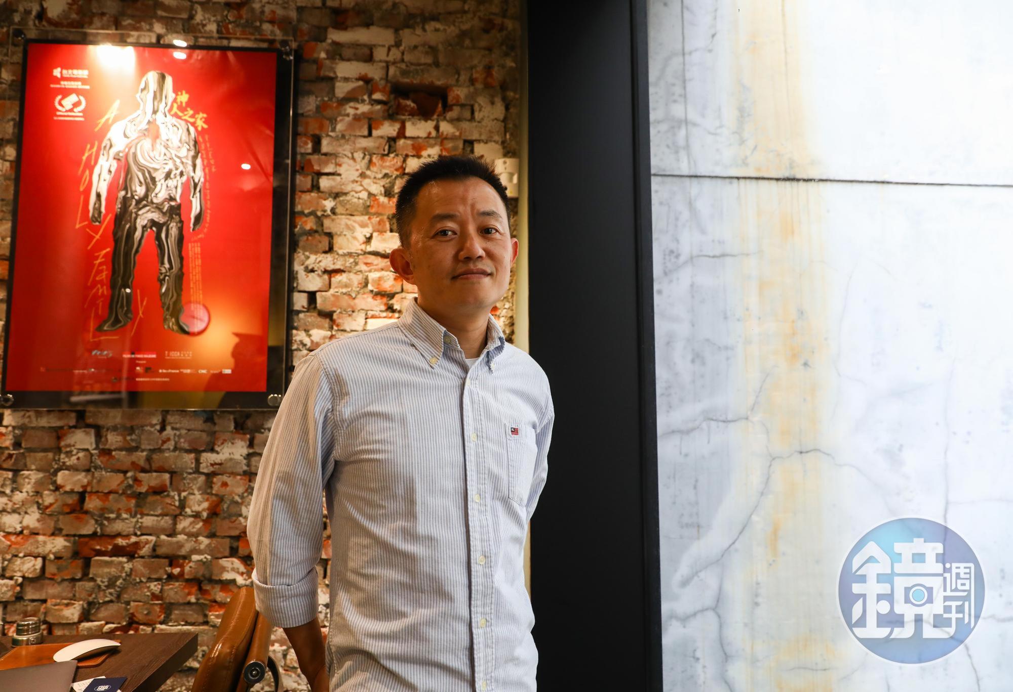 盧盈良在電影發行公司受訪,背後是《神人之家》的海報。他說電影能拍成是緣分,得獎、上映都是緣分,而最重要的緣分,在於和家人的重新凝聚。