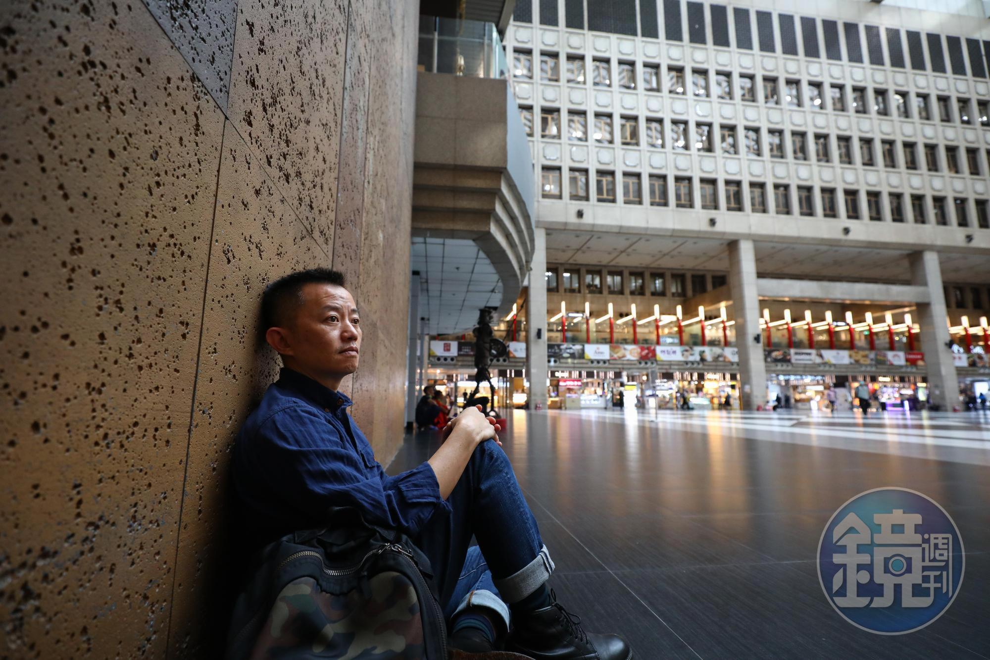 盧盈良常在台北車站觀察人,想像路人背景,為什麼來這裡?要去哪?他的故事是什麼?拍攝這天也為我們即興對路人編寫情節。
