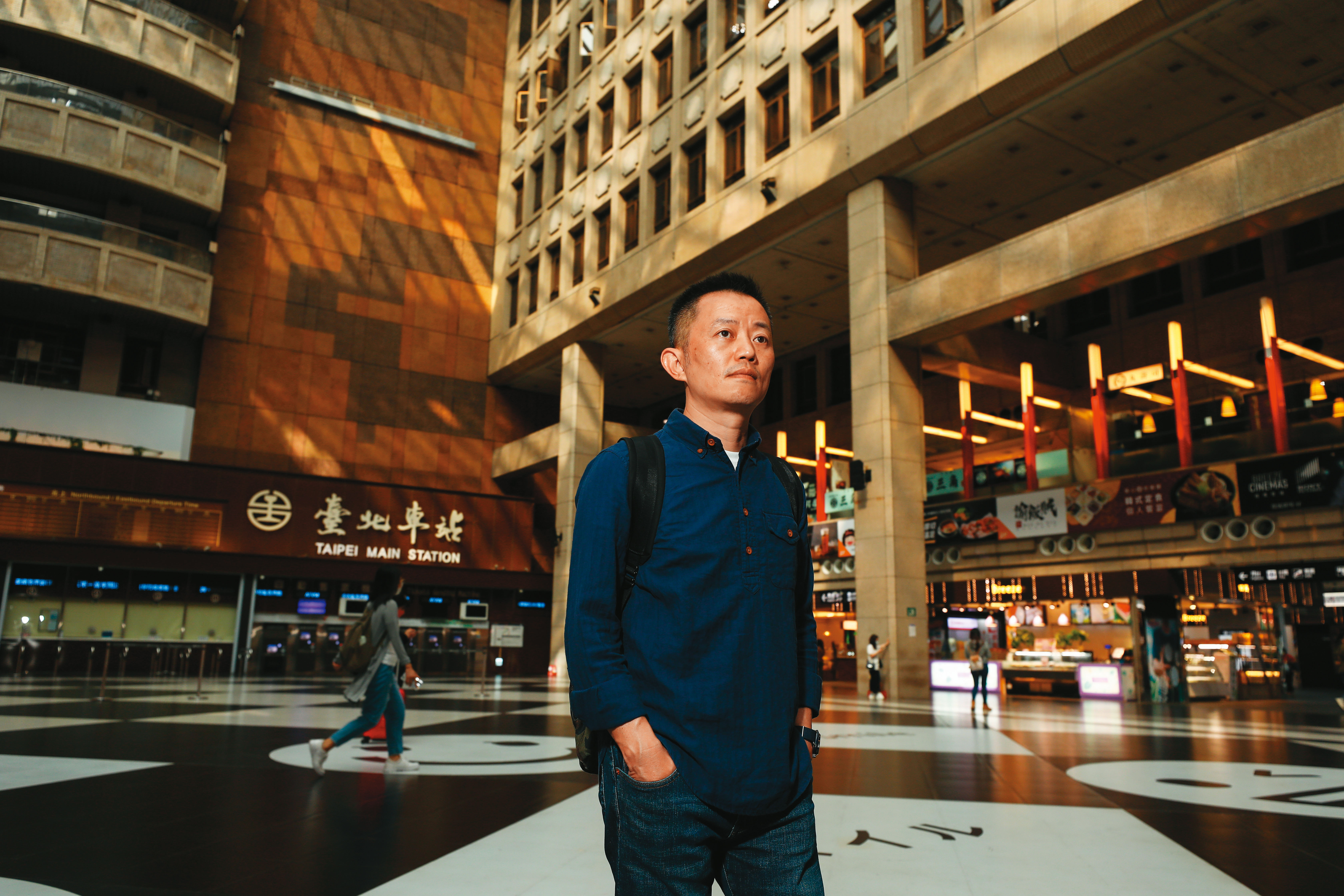 台北車站是18歲的盧盈良離鄉背井第一晚的住宿地，「靠著一根柱子睡。」近30年過去，他已忘了當時那根柱子在哪。