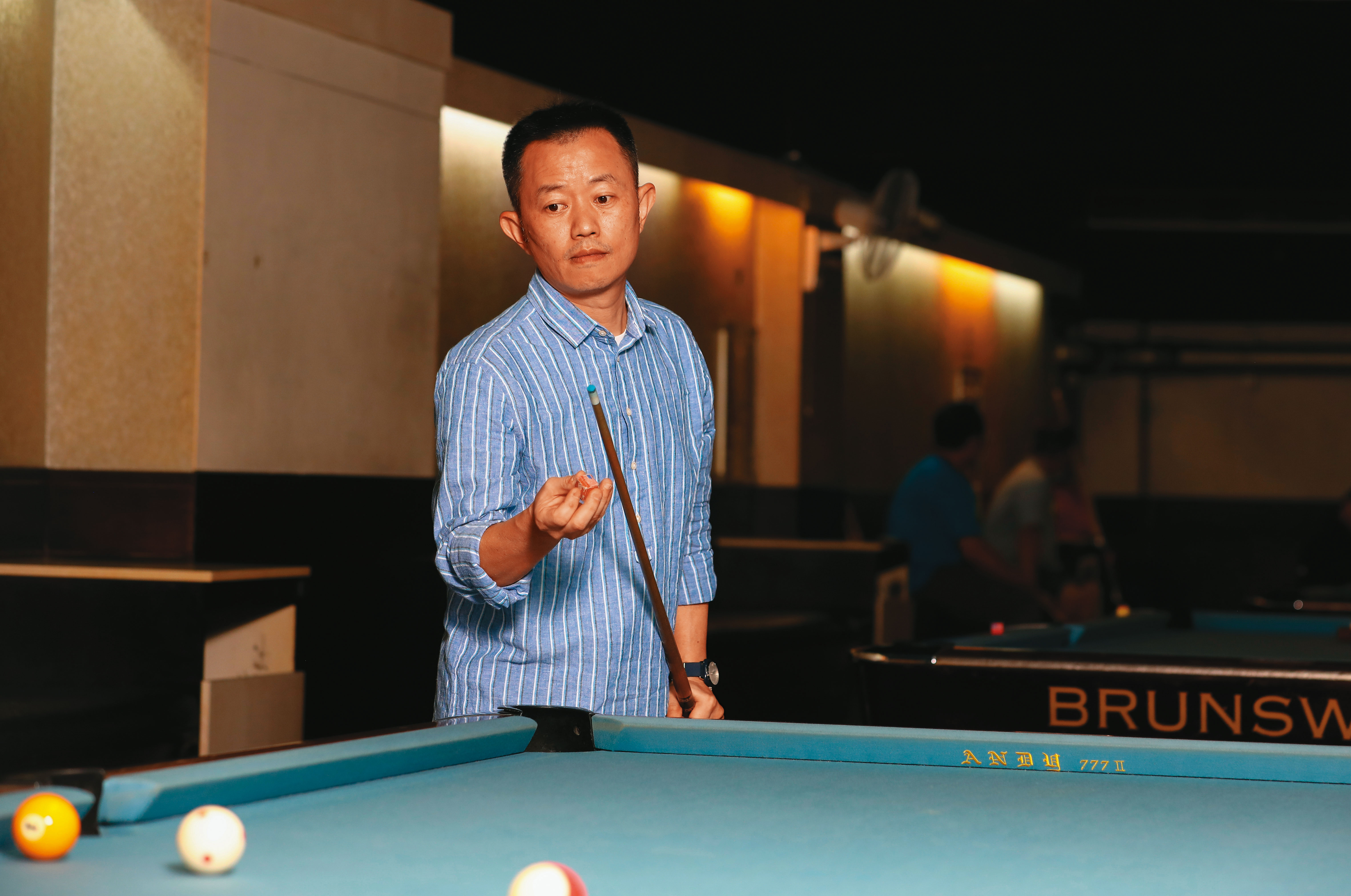 盧盈良在台北最好的朋友都非文藝圈的人，跟這些人在一起他很自在，還特別提醒我們，請標註場地由「球咖休閒館」提供。