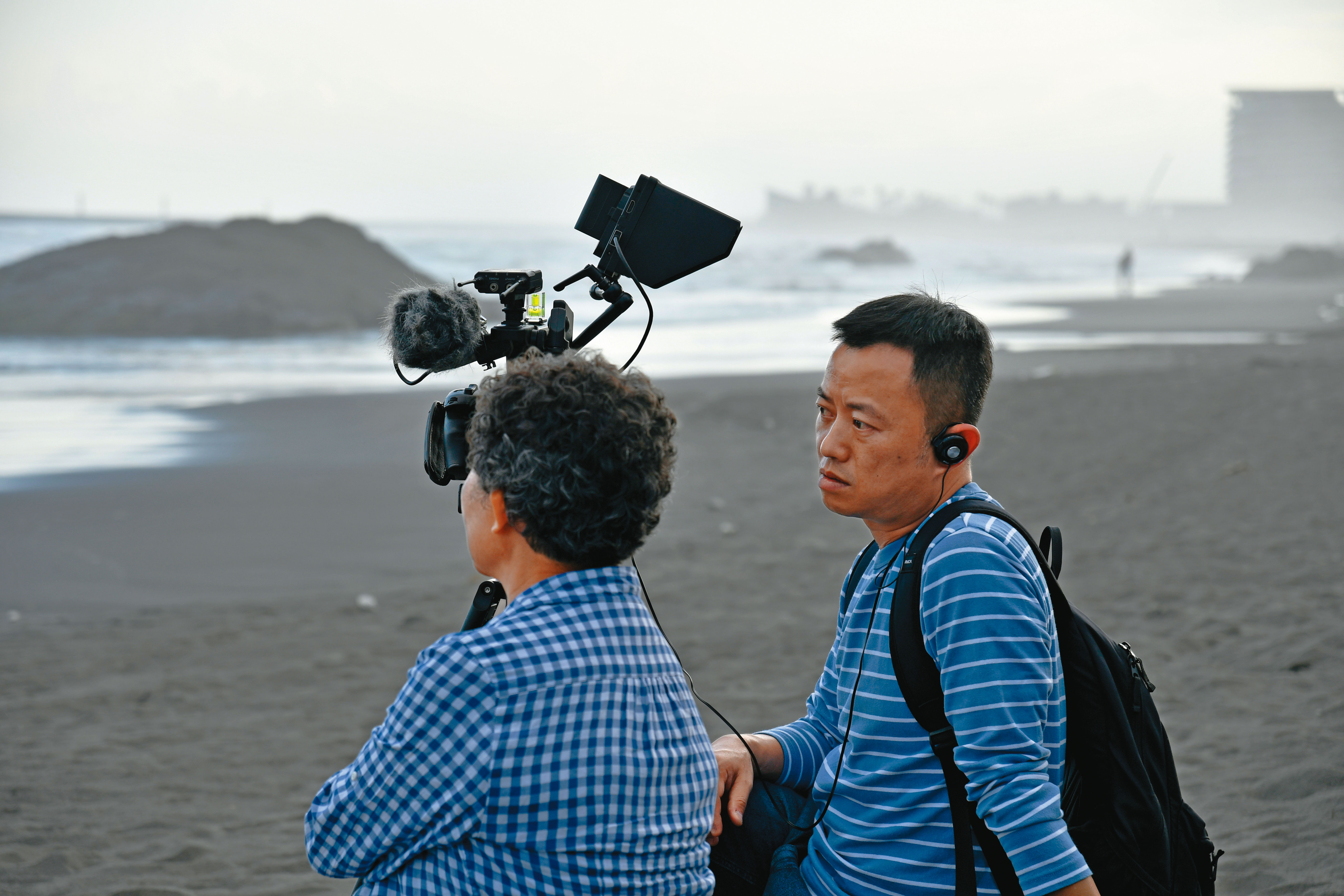 盧盈良（右）帶母親（左）去看海。在紀錄片設計這個橋段，他很猶豫，但身為兒子，他說那是他想做的事。（傳影互動提供）