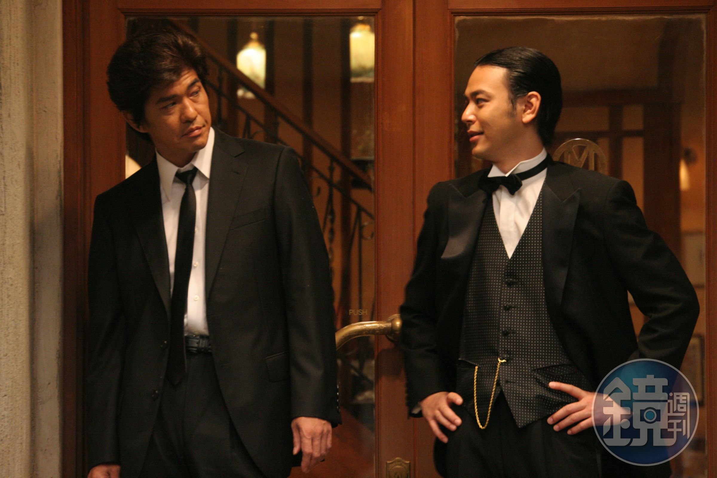 佐藤浩市（左）、妻夫木聰主演的《魔幻時刻》將於12月23日在台重映。（傳影互動提供）