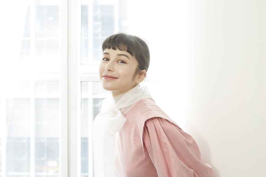 夏朧外型甜美，但其實骨子裡很嚴肅。