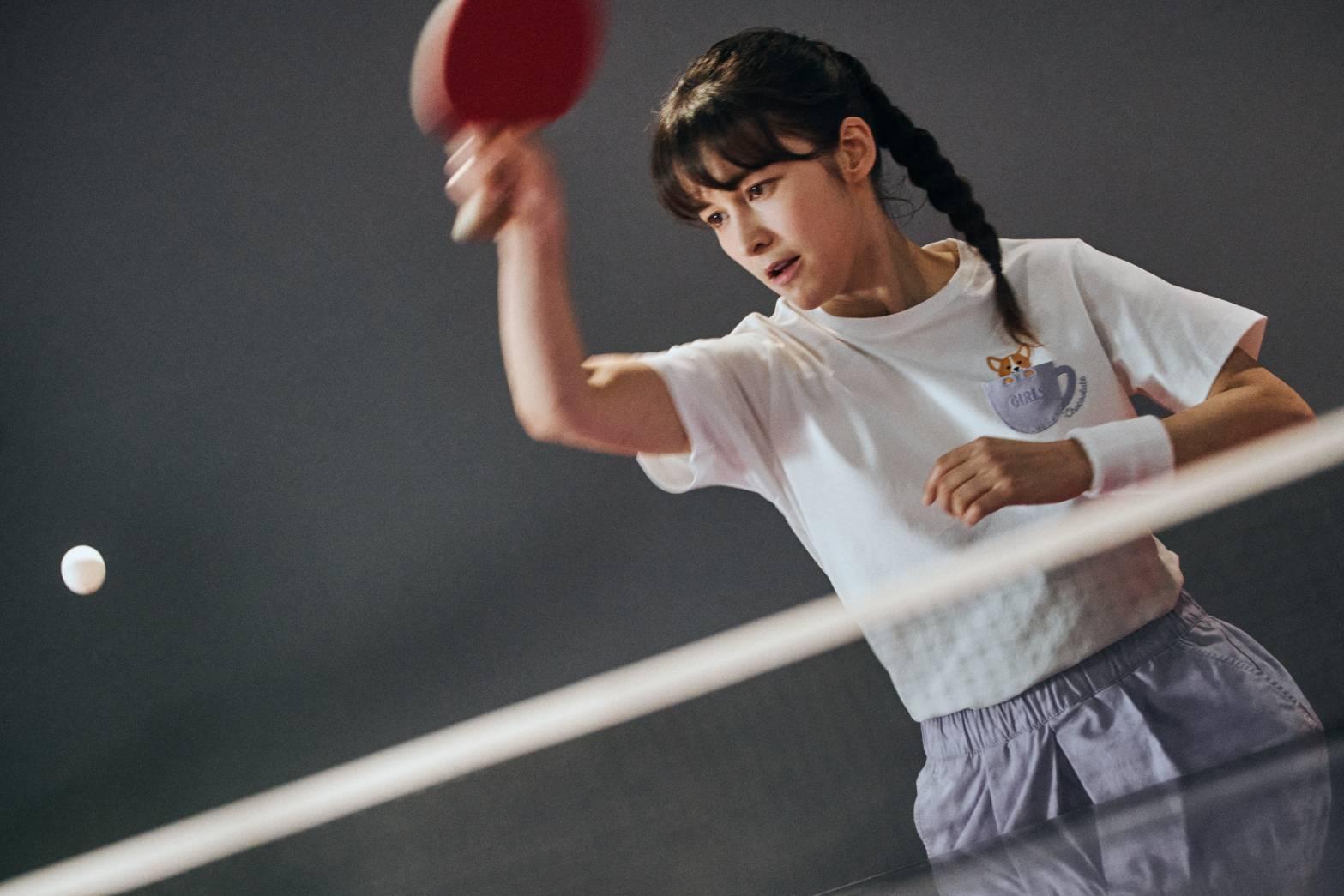 《仙女姐姐來我家》夏朧飾演的采竹仙女下凡後跟公公學桌球,還一起組隊參賽。(衛視提供)