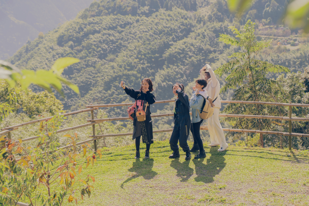 林心如（右）、楊謹華到野外露營。（TVBS提供）