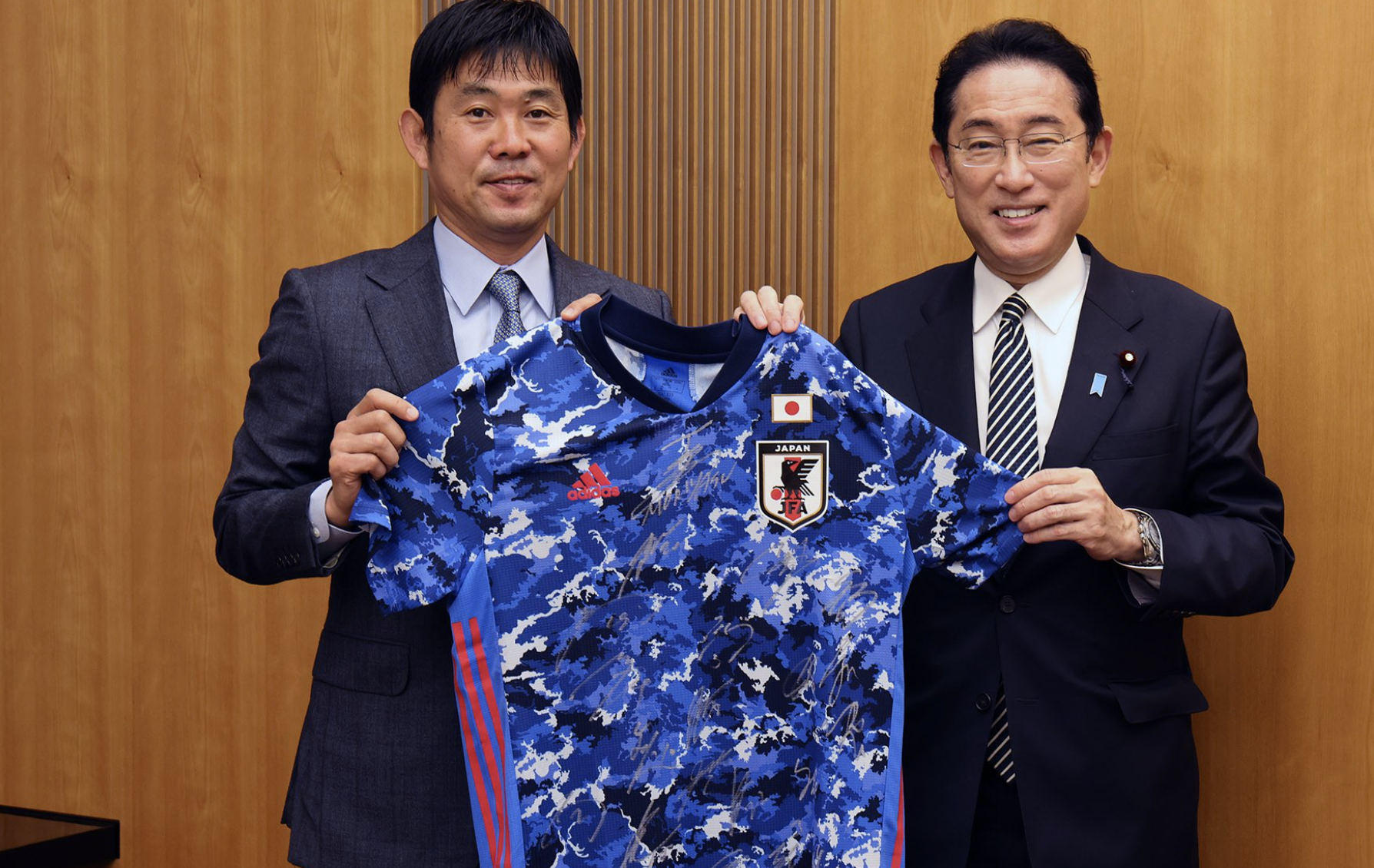 日本於世界盃上演逆轉勝踢贏西班牙，以分組第一晉級16強，首相岸田文雄發推特祝賀，左為日本隊總教練森保一。（翻攝岸田文雄推特）