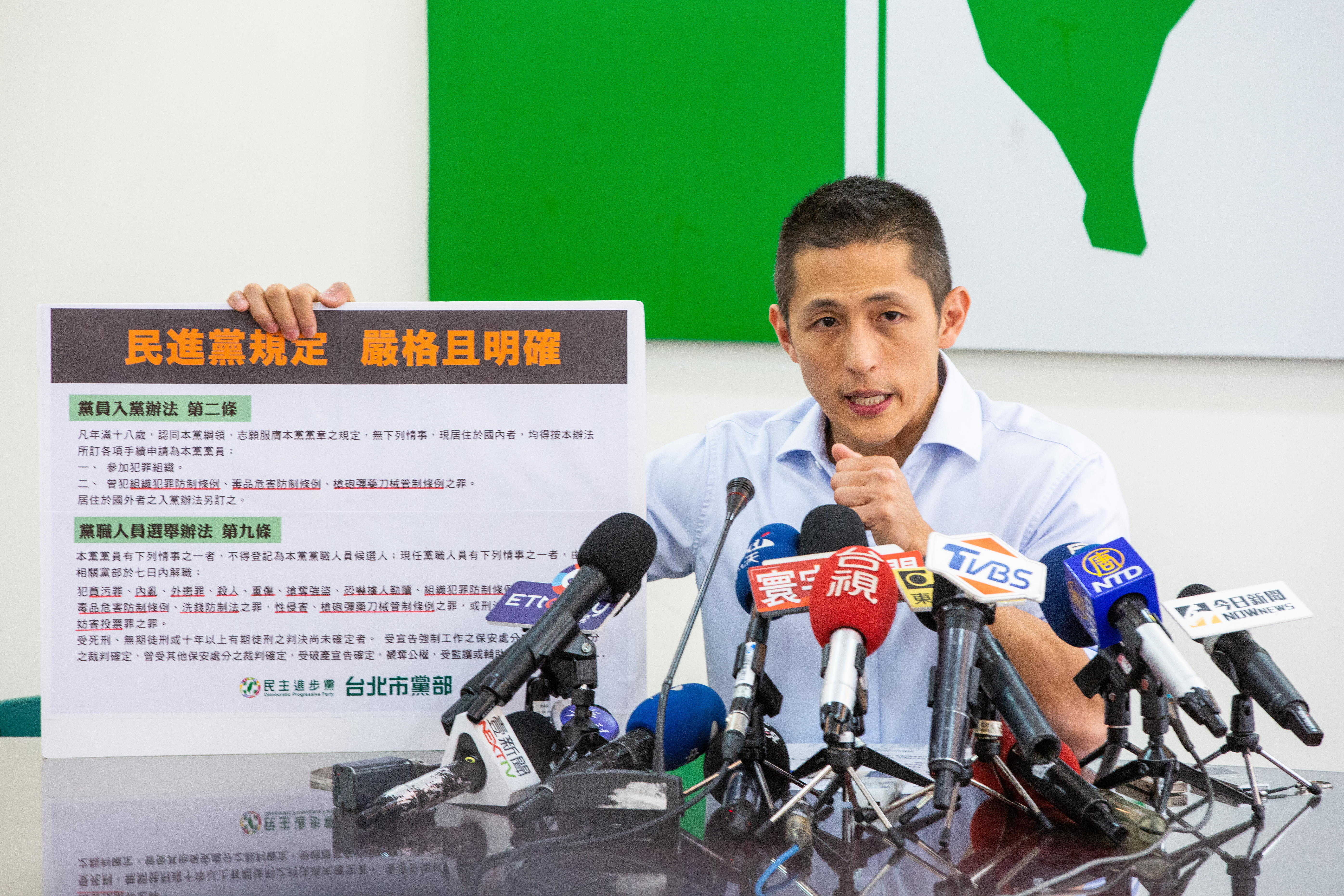 吳怡農去年初擔任民進黨北市黨部主委後爆出黑道事件，他特地召開記者會說明相關處理對策。（本刊資料照）