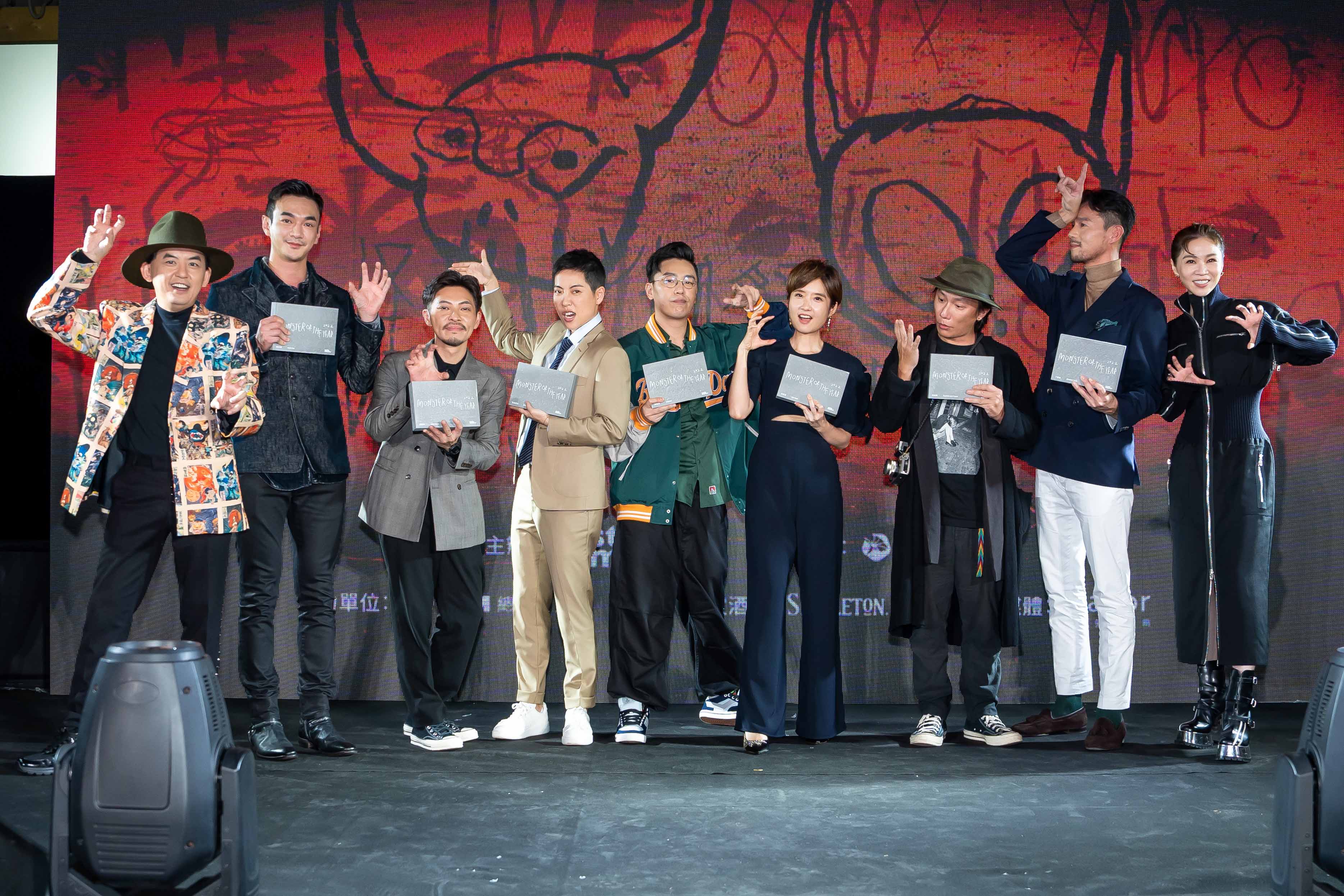 TVBS品牌行銷暨公關部總監戴天易(左2)昨日出席第六屆「怪物職人頒獎典禮」。(TVBS提供)