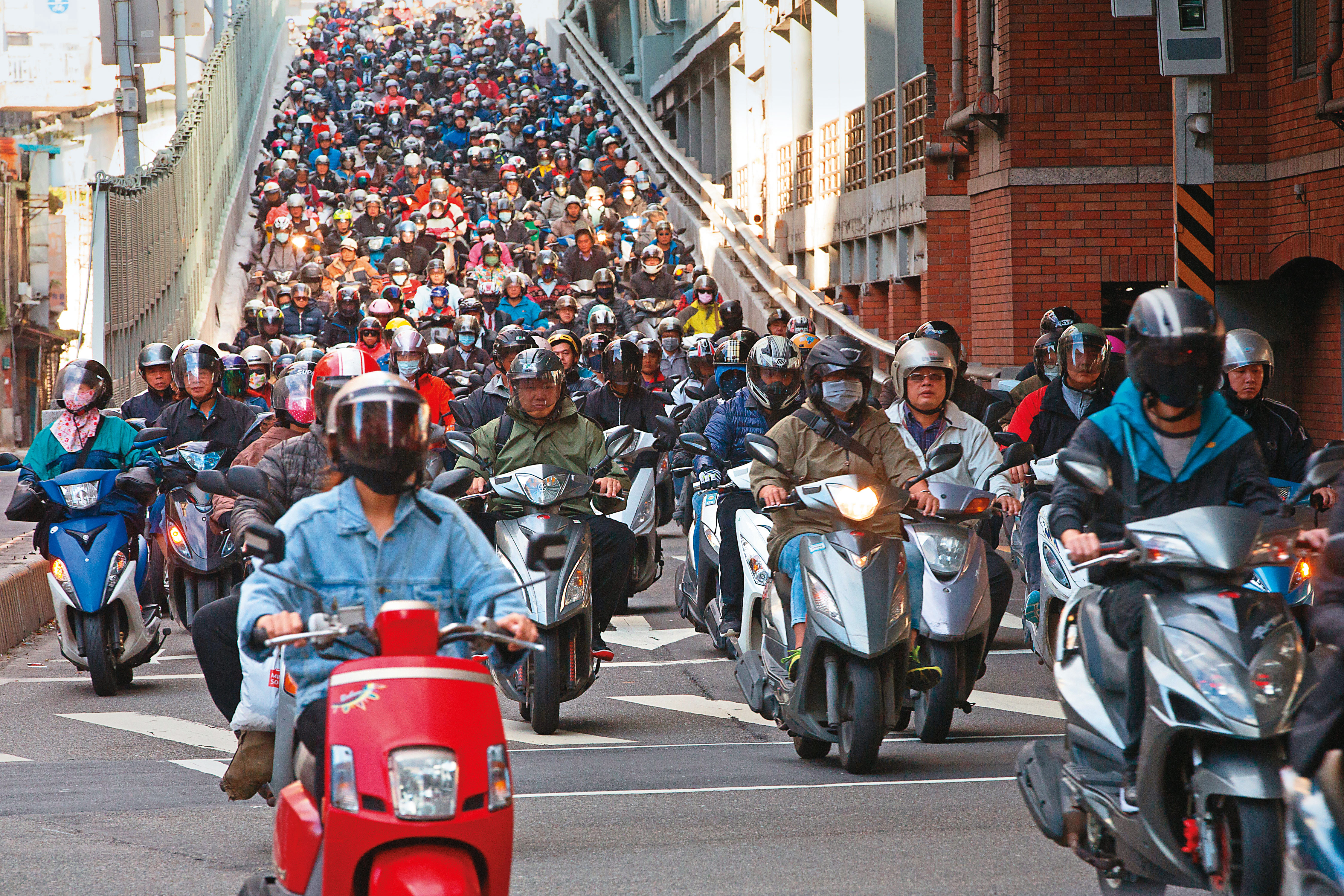 國內機車超過1400萬輛,網路投保快速成長。(本刊資料照)