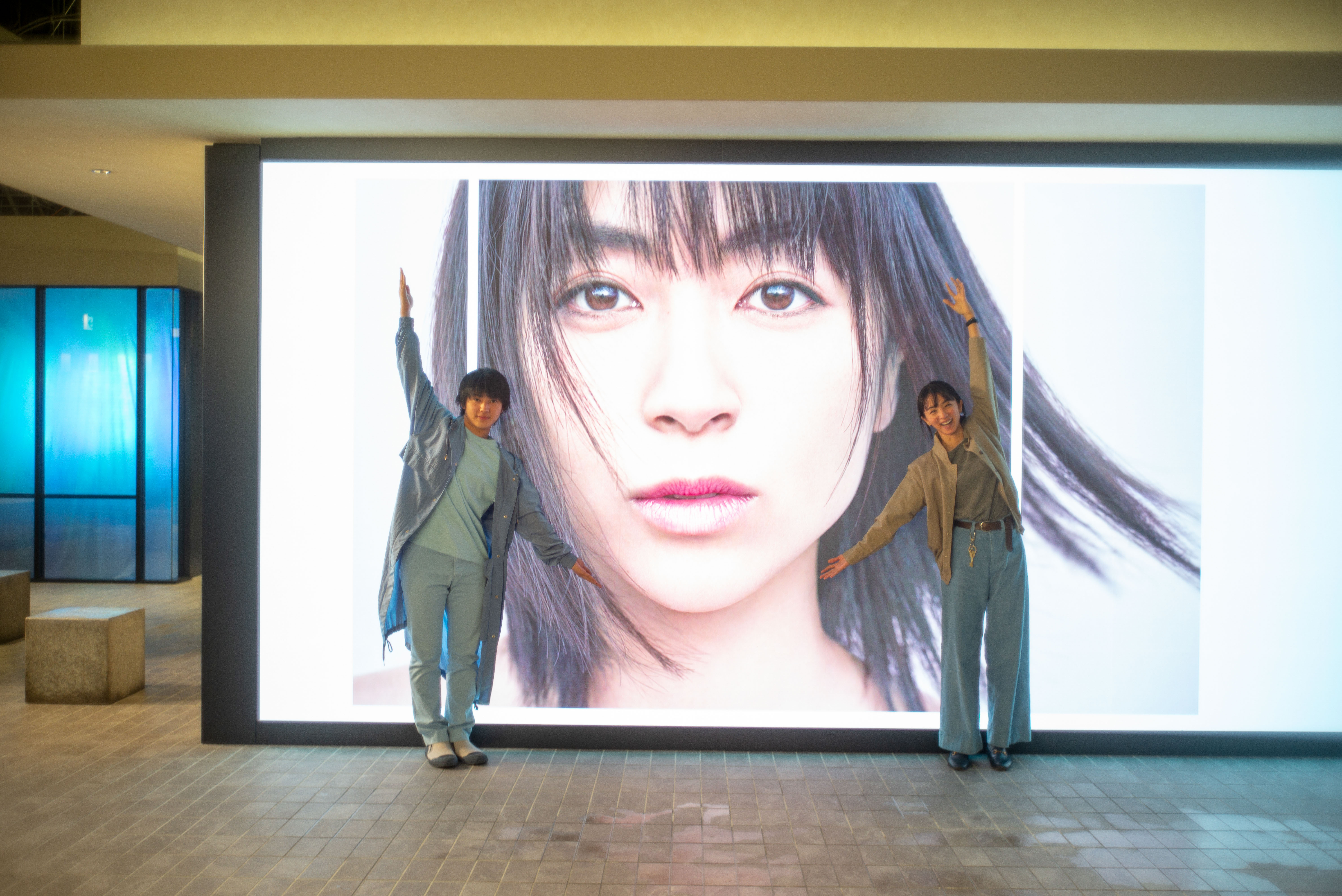 聚少離多的野口也英母子倆特別和宇多田光看板燈合照。（Netflix提供）