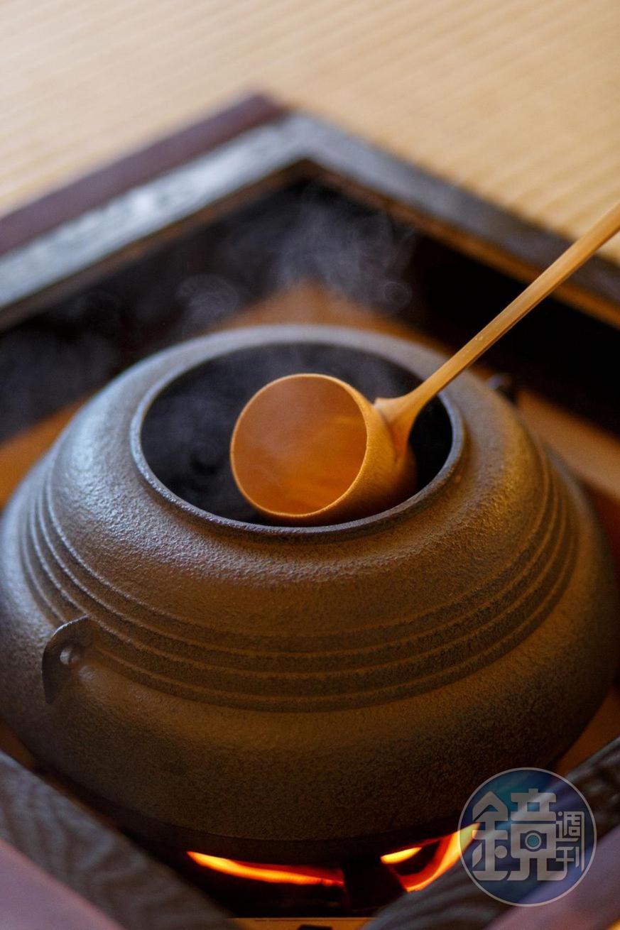 茶勺下釜鍋也須注意深度和舀起的水量。