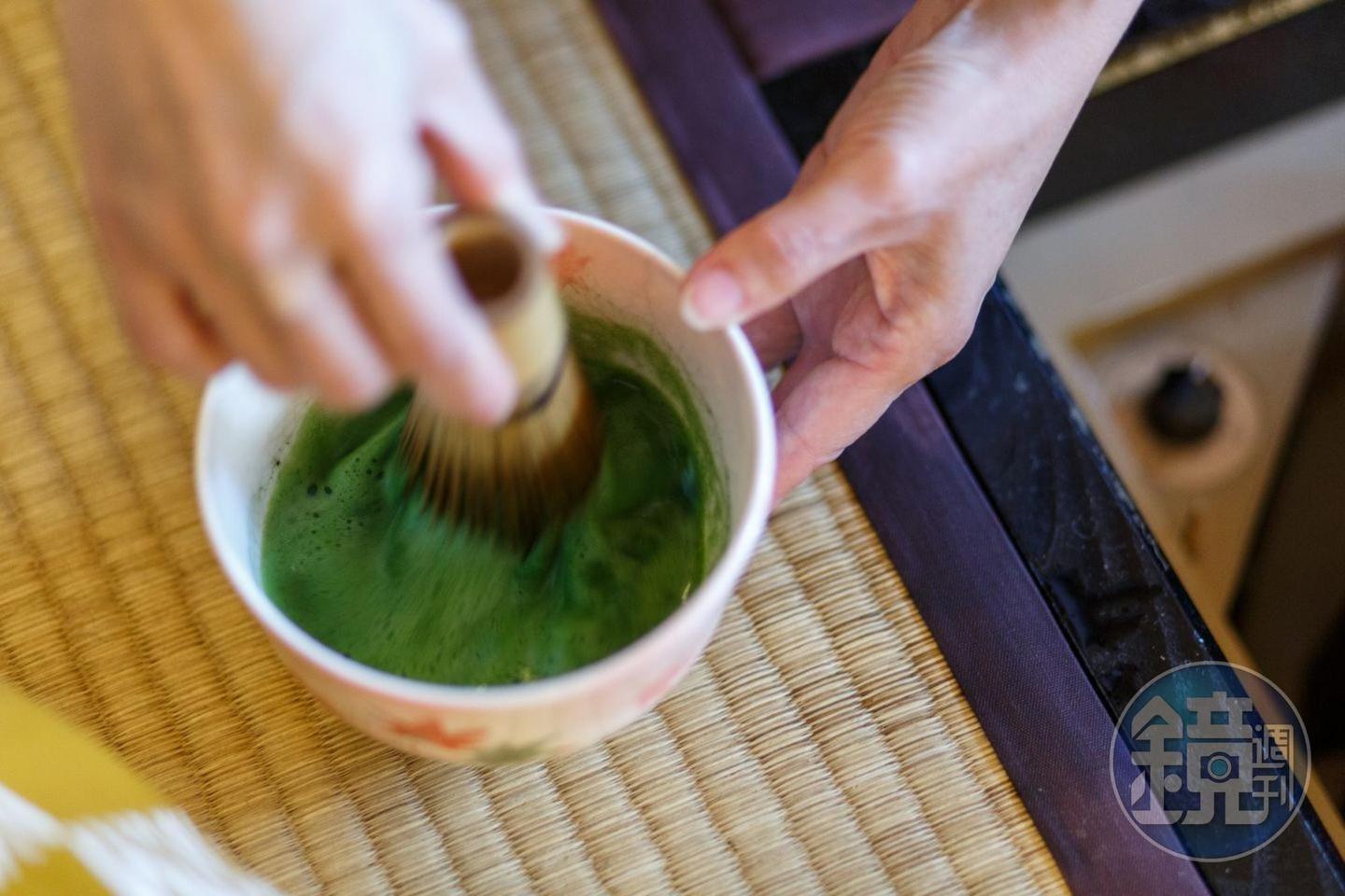 茶湯表面需打出覆蓋綿密的泡沫，才能奉上給客人。