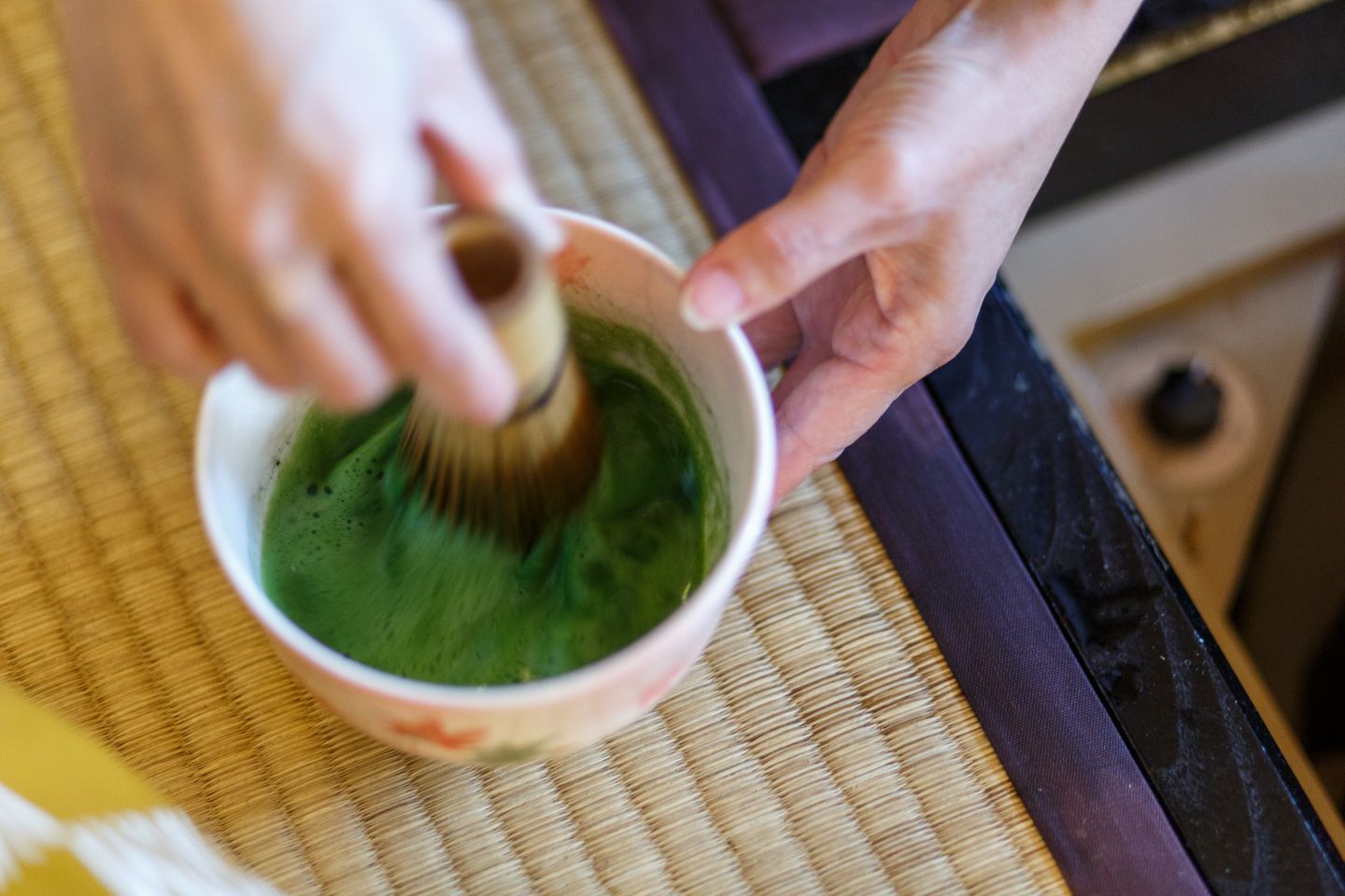 茶湯表面需打出覆蓋綿密的泡沫,才能奉上給客人。