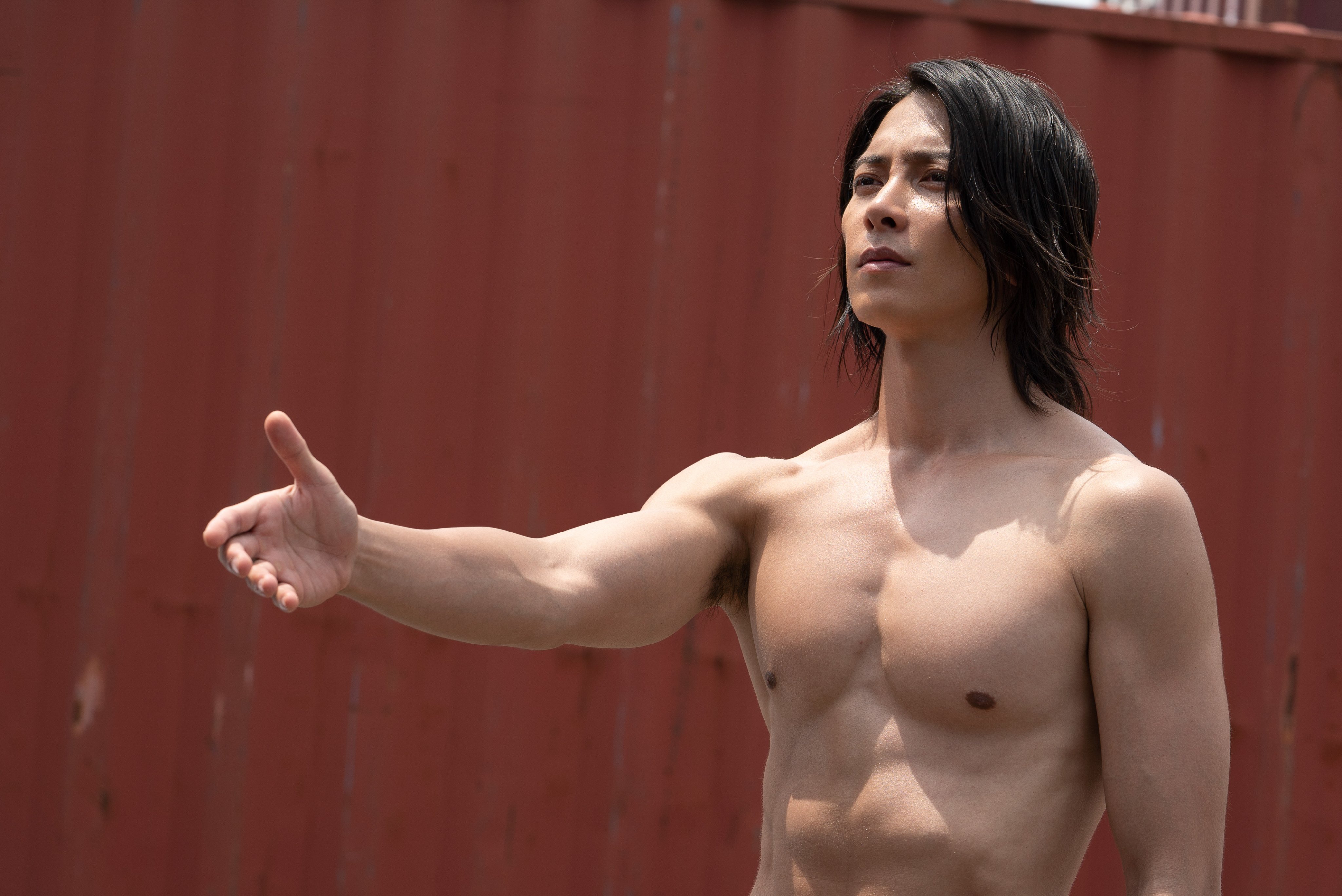山下智久在《今際之國的闖關者》第二季飾演「梅花K」，大露養眼身材。（翻攝日本netflix推特）