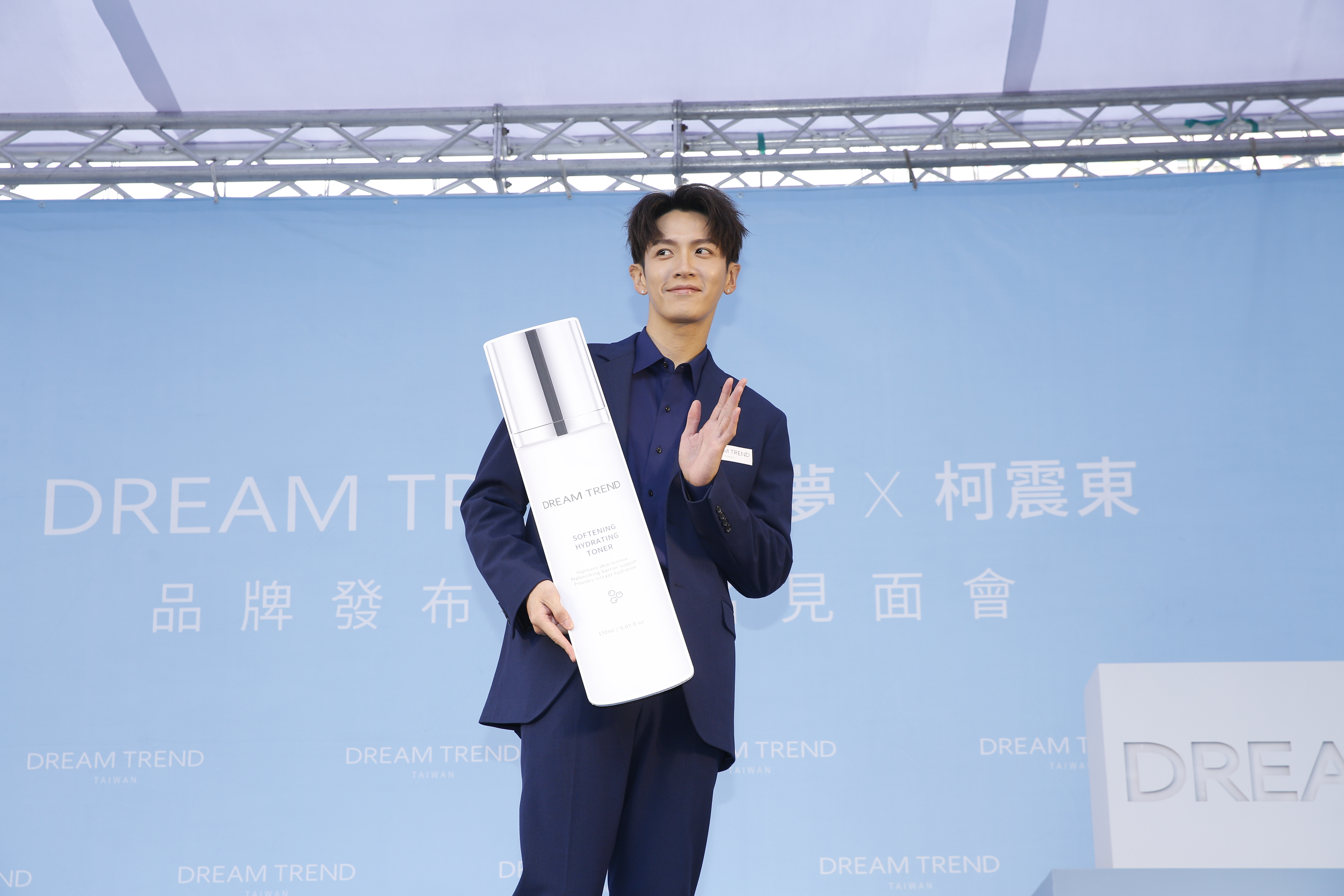 柯震東代言保養品，難得舉辦簽名會與粉絲線下互動。