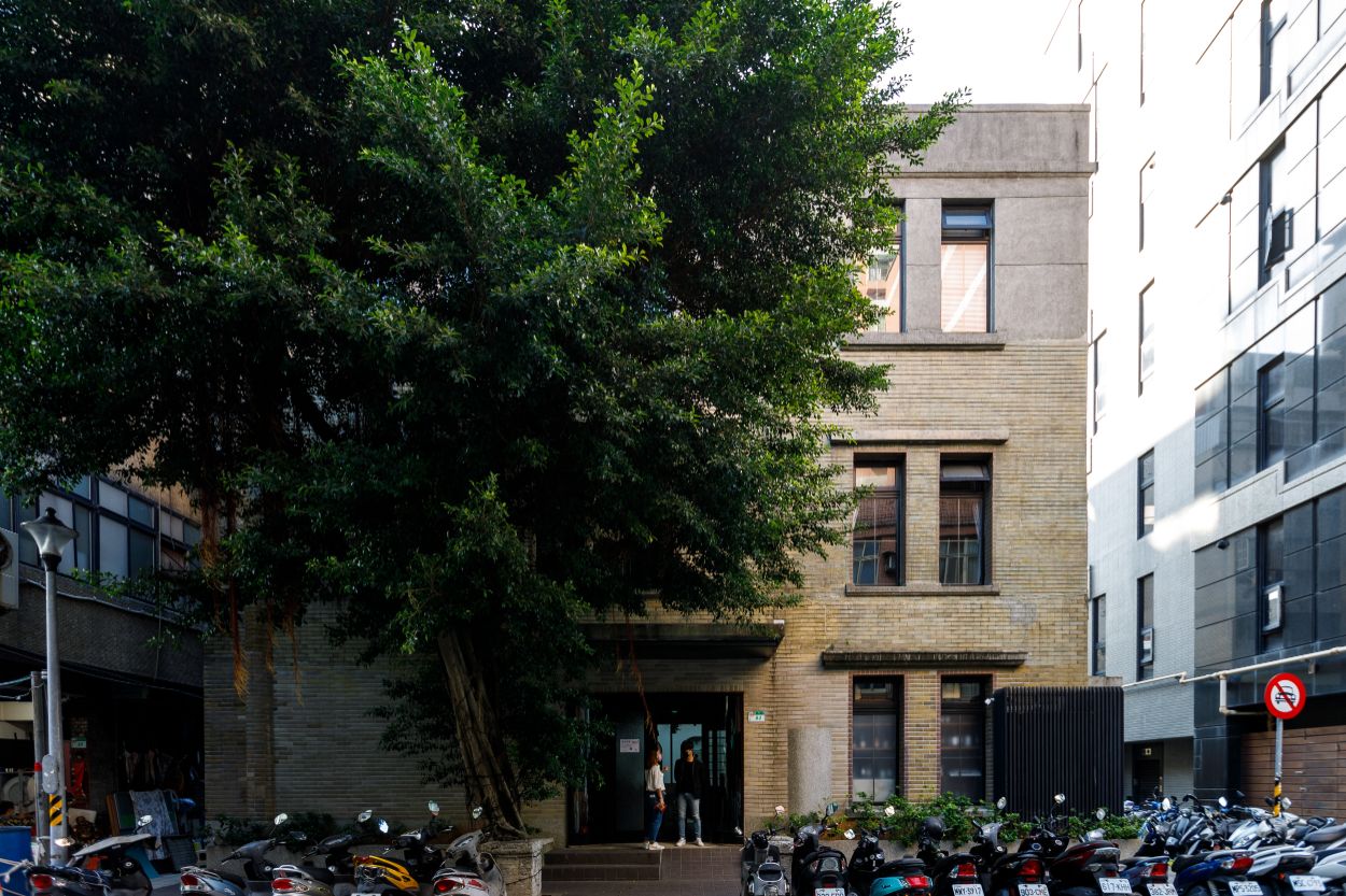 川端町派出所原為二層樓現代主義風格建築,國民政府接收後以磨石外觀增建為三層樓。