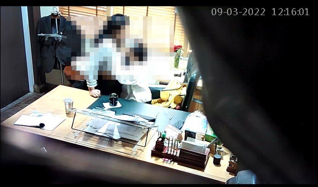 印度一名色狼法官在辦公室騷擾女職員。（翻攝推特）