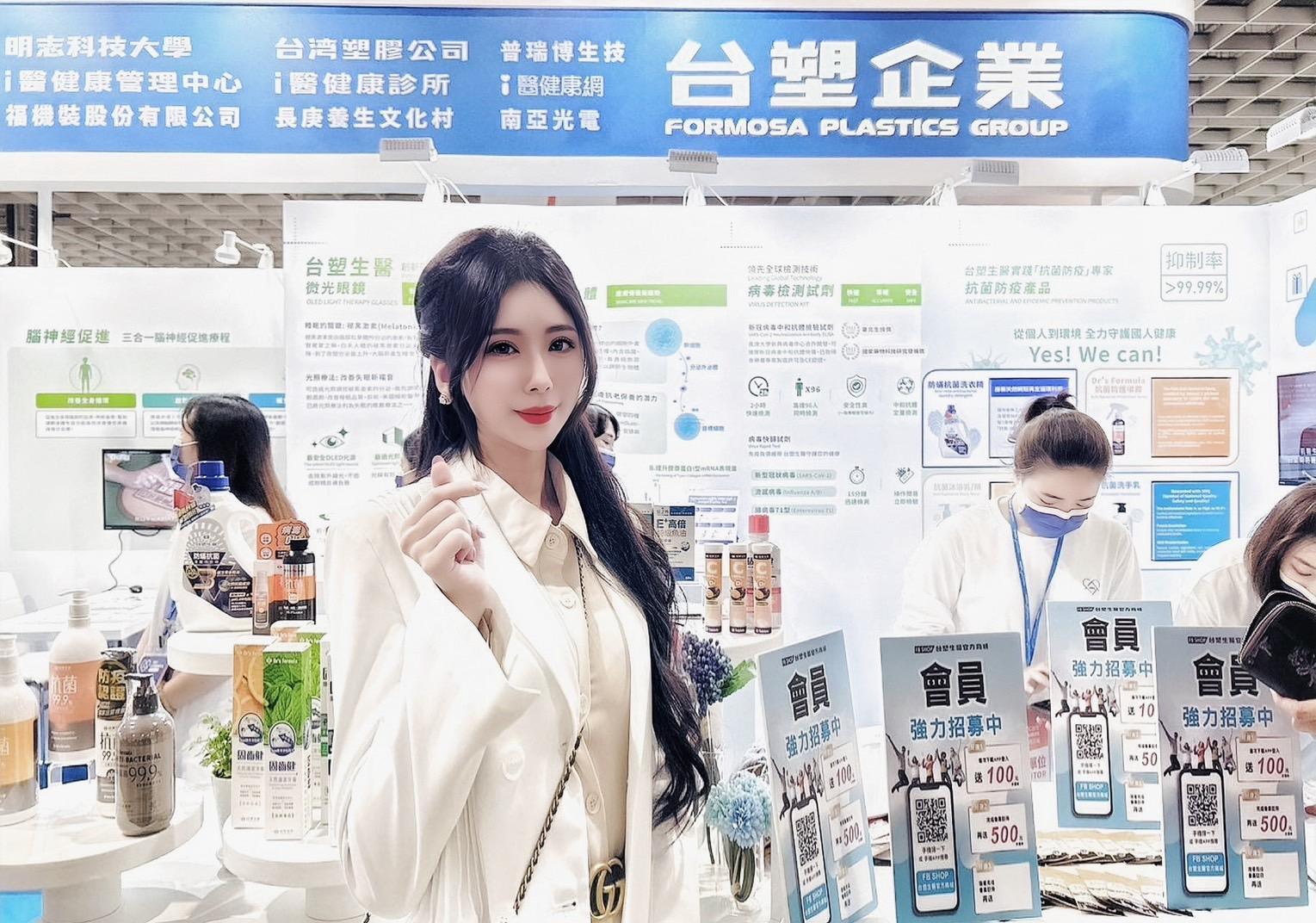 通靈歌手甄馨受邀出席台塑生醫洗髮精活動。(陳孝志提供)