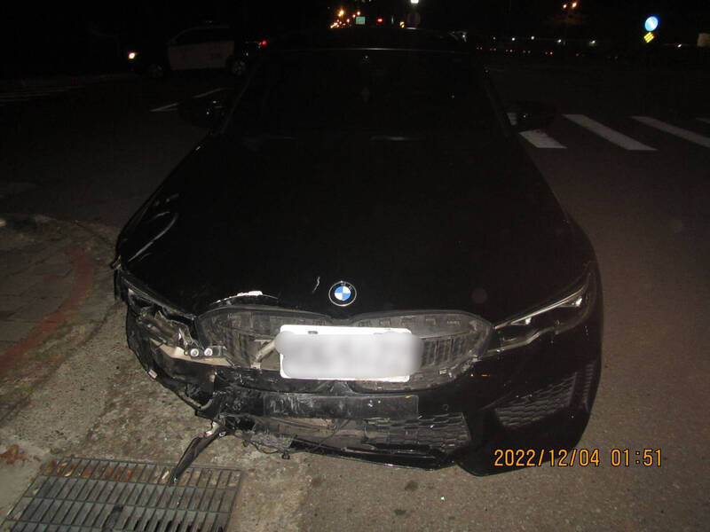 BMW小客車像打保齡球一樣,衝上人行道,撞倒一整排機車,車頭雖然幾乎全毀,所幸駕駛毫髮無傷。(警方提供)