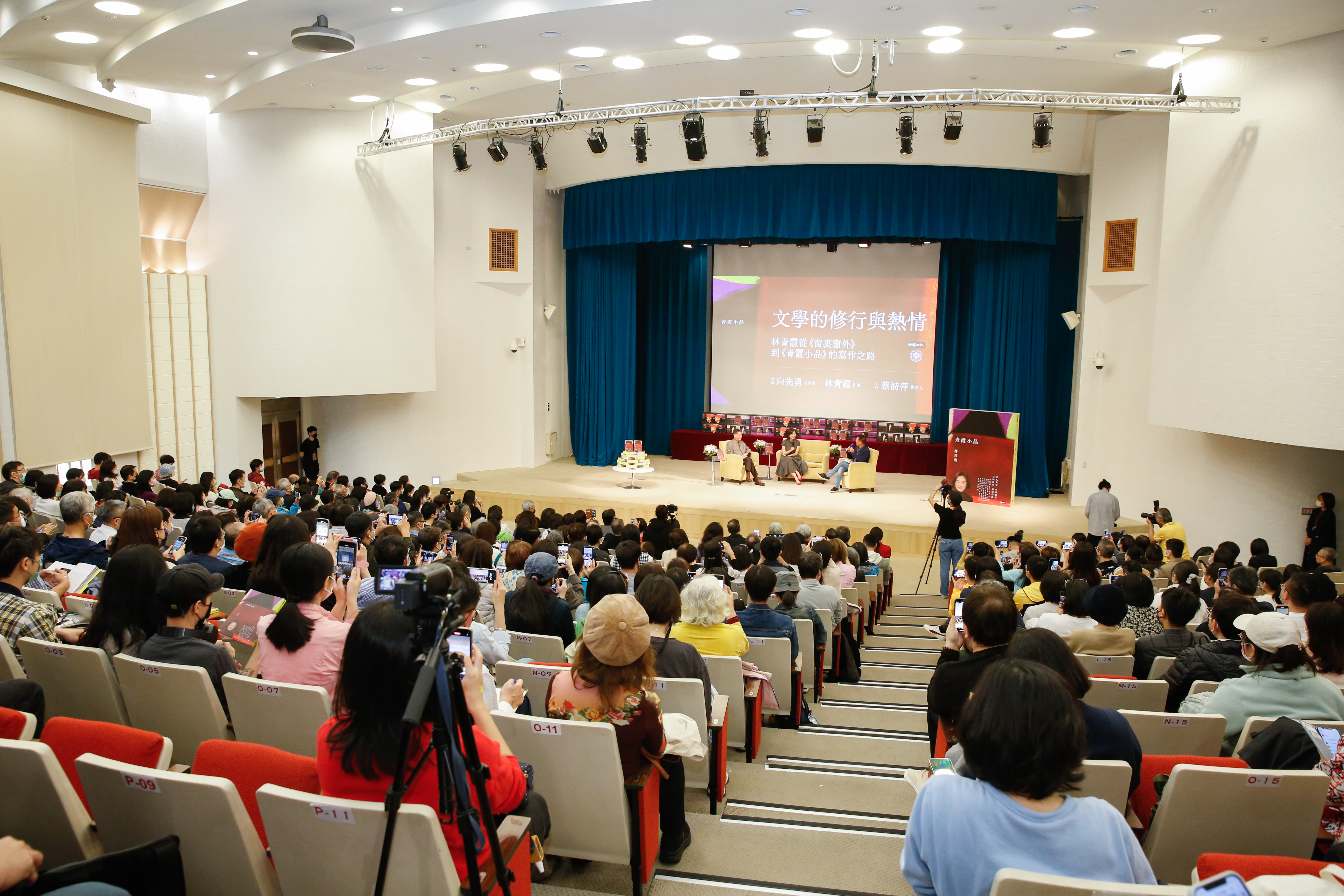 林青霞睽違8年面對書迷,吸引不少粉絲朝聖。
