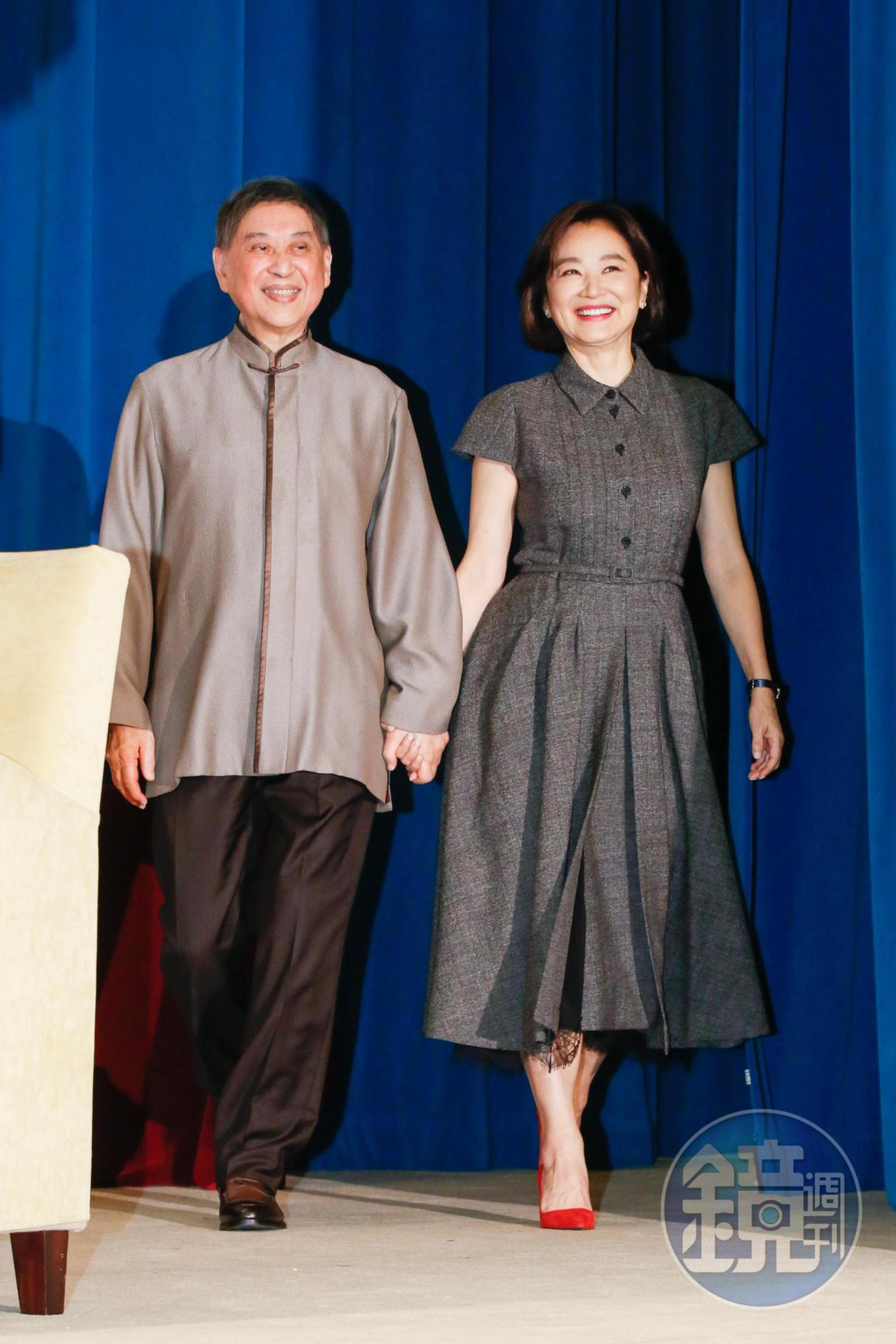 與白先勇手牽手一起出場，不僅顯示出林青霞與白先勇的好交情，她也對文學大師的文采表示佩服不已。