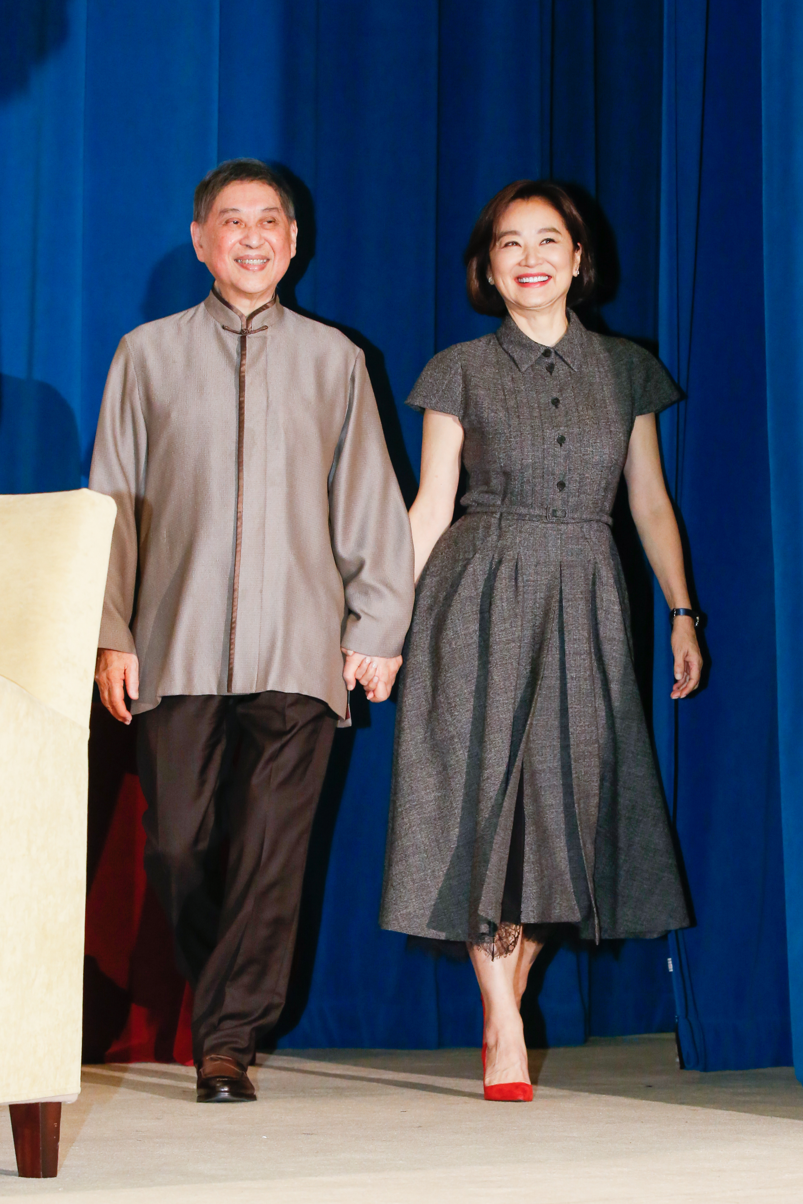 與白先勇手牽手一起出場，不僅顯示出林青霞與白先勇的好交情，她也對文學大師的文采表示佩服不已。