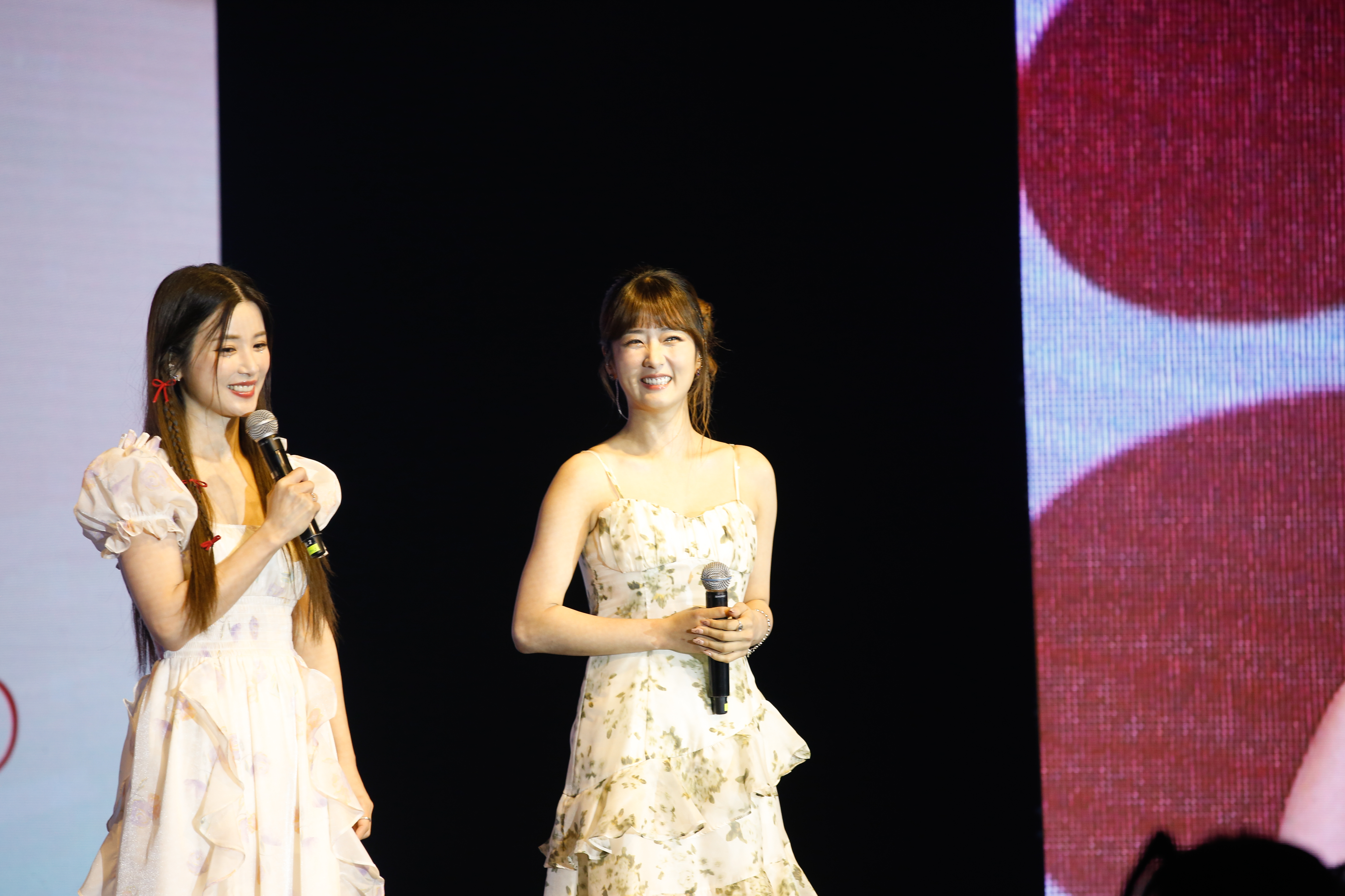 Apink成員初瓏和普美小分隊CHOBOM，在台北舉行見面會。