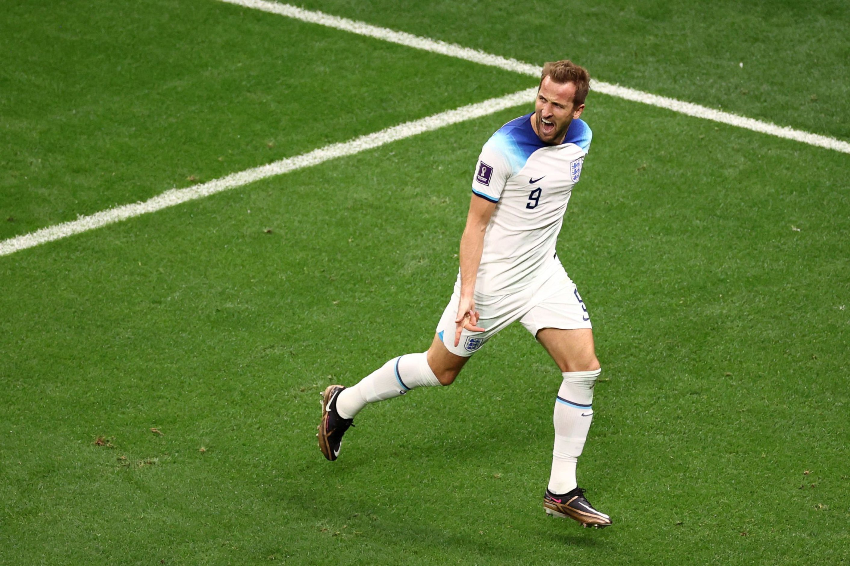 上屆世界盃的金靴獎得主凱恩（圖），在對上塞內加爾的賽事中，踢進本屆第一顆進球。（翻攝自推特@COYS_com）