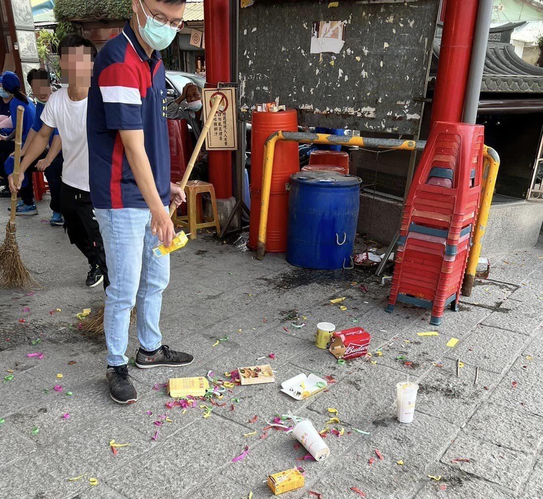 新莊某宮廟前往南部開光,造成廟方環境髒亂。(翻攝自台南南勢街西羅殿官網粉絲頁)