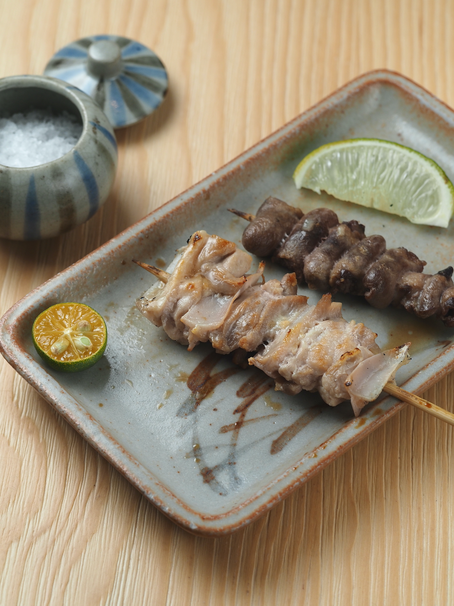 套餐的烤串皆以當日精選提供搭配。「雞軟骨」和「雞心」都是老饕才懂的美味。（雞懷石套餐內容）