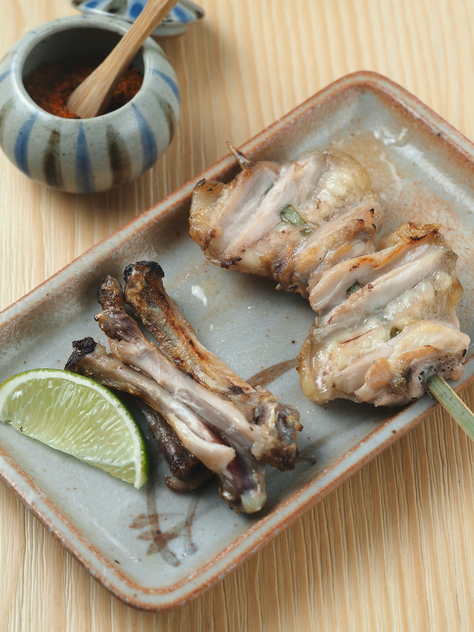 「手羽燒」以獨特刀法分解翅中段，輕鬆分離骨肉，吃起來不狼狽。（雞懷石套餐內容）