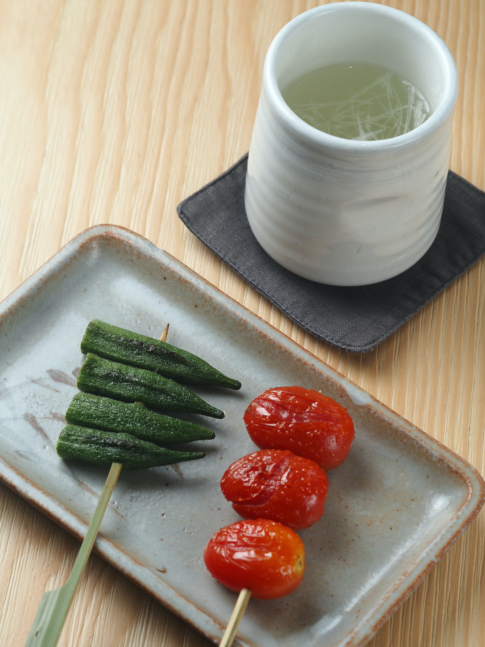 「秋葵」和「小番茄」烤得相當好，前者清脆後多汁。（雞懷石套餐內容）