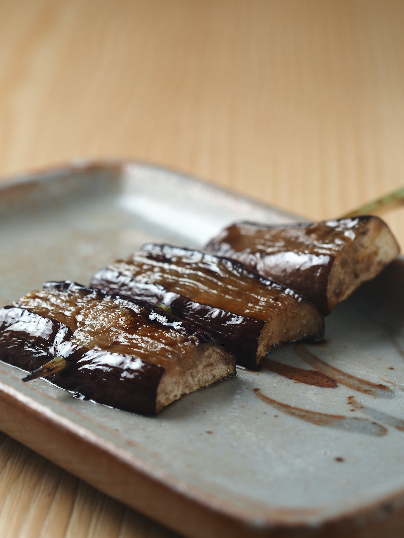 「烤茄子」醬香沁入軟嫩茄肉，引人回味。（雞懷石套餐內容）