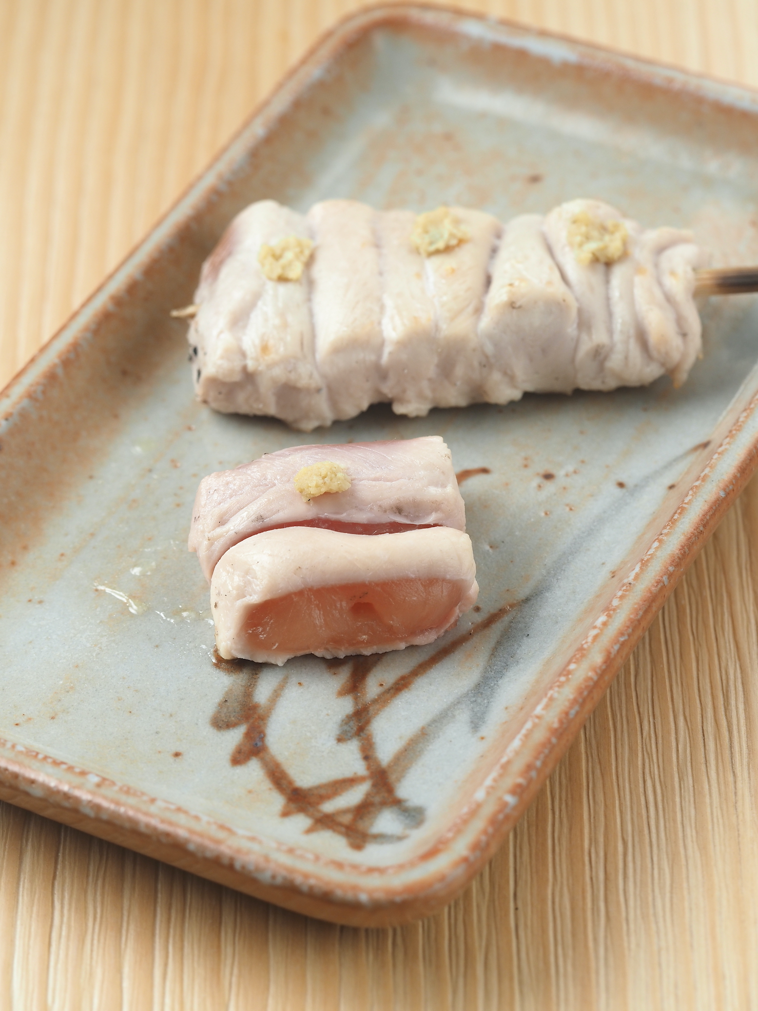 半熟享用的「山葵里肌」，內裡仍是粉紅色，展現對雞肉品質的自信。（雞懷石套餐內容）